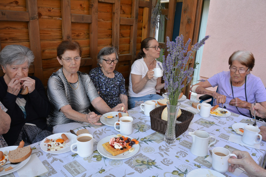 Zajtrk na terasi v skupini Spominčice