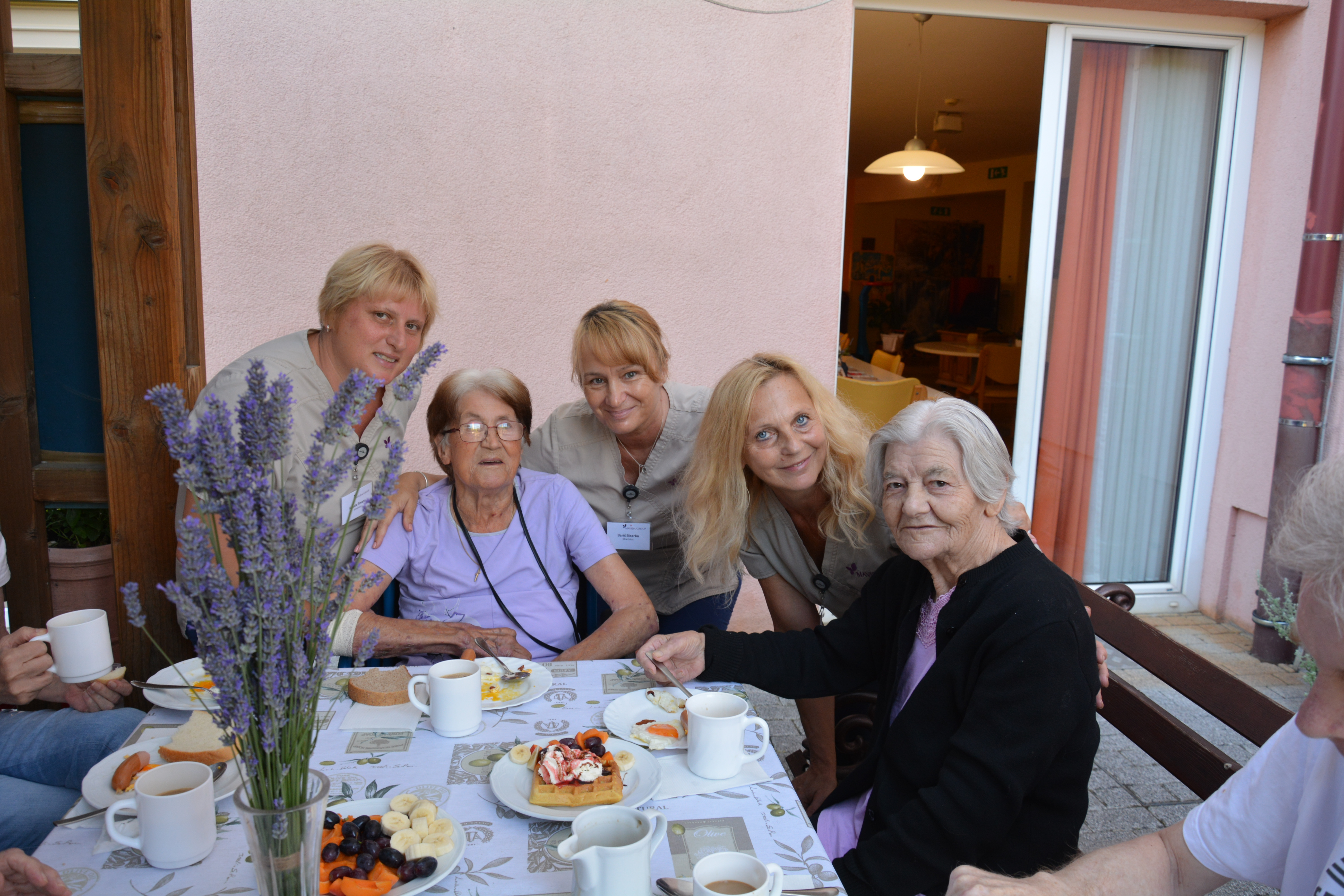 Zajtrk na terasi v skupini Spominčice