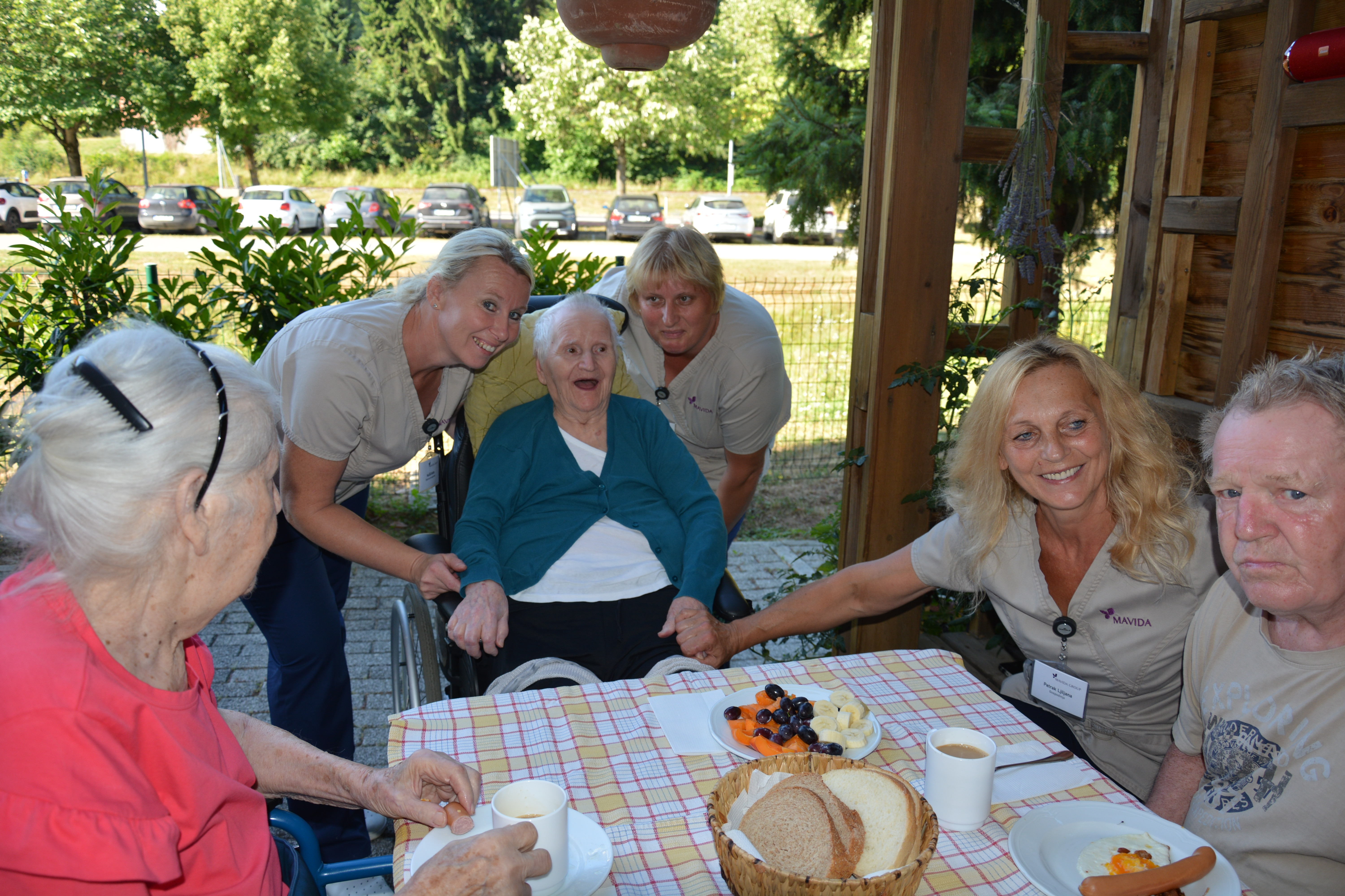 Zajtrk na terasi v skupini Spominčice