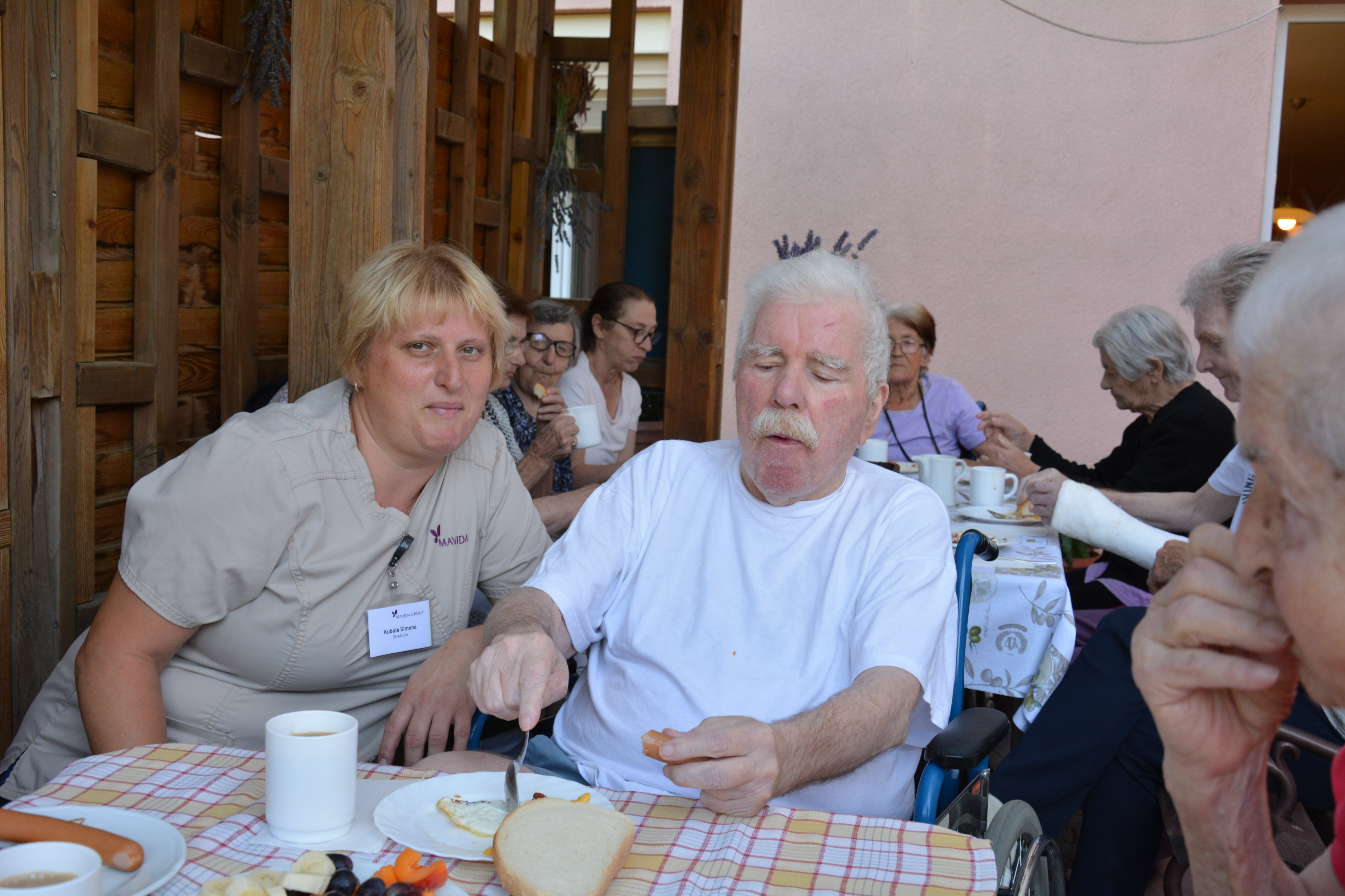 Zajtrk na terasi v skupini Spominčice