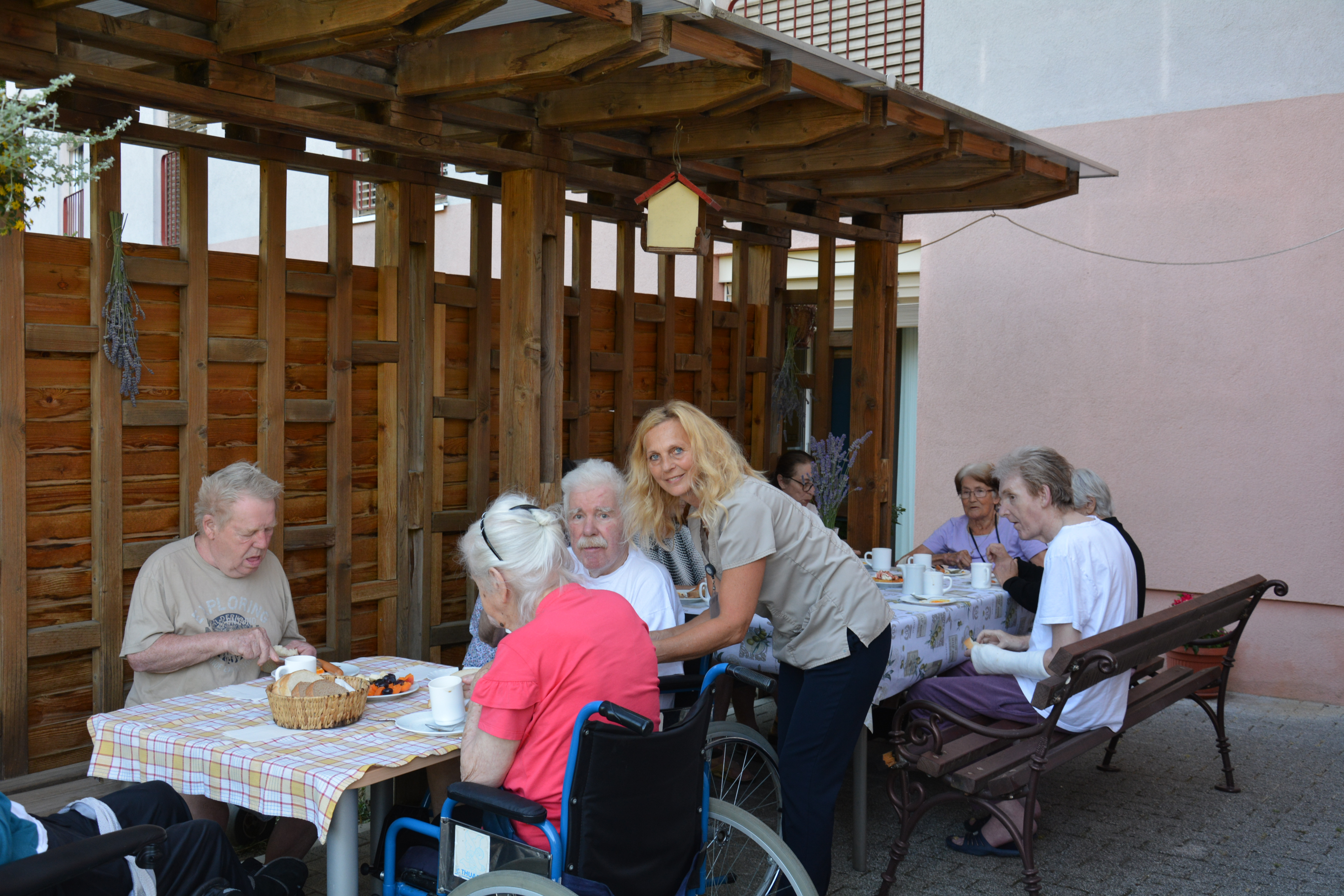 Zajtrk na terasi v skupini Spominčice