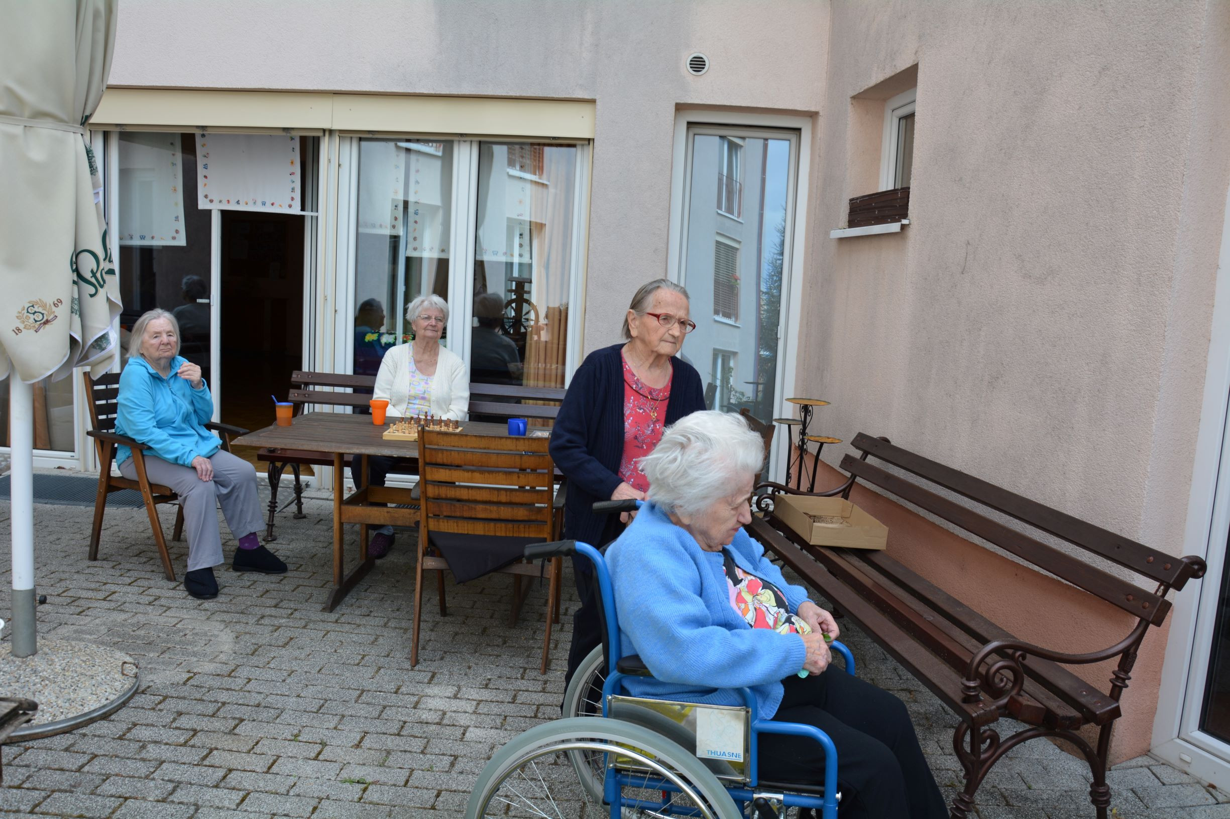 Zasadili smo zunanje rože in začimbe v skupinah Zarja in Spominčice