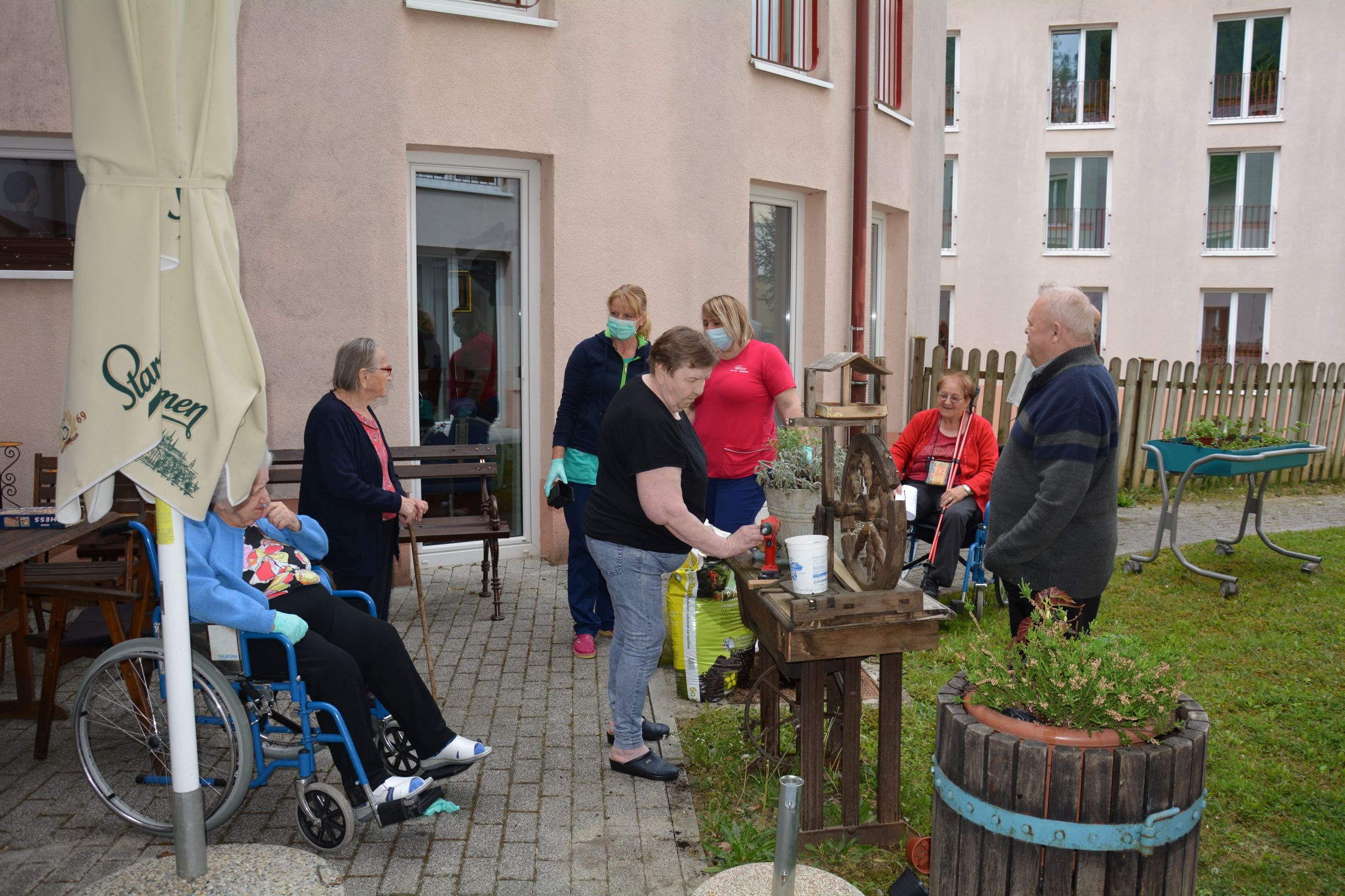 Zasadili smo zunanje rože in začimbe v skupinah Zarja in Spominčice