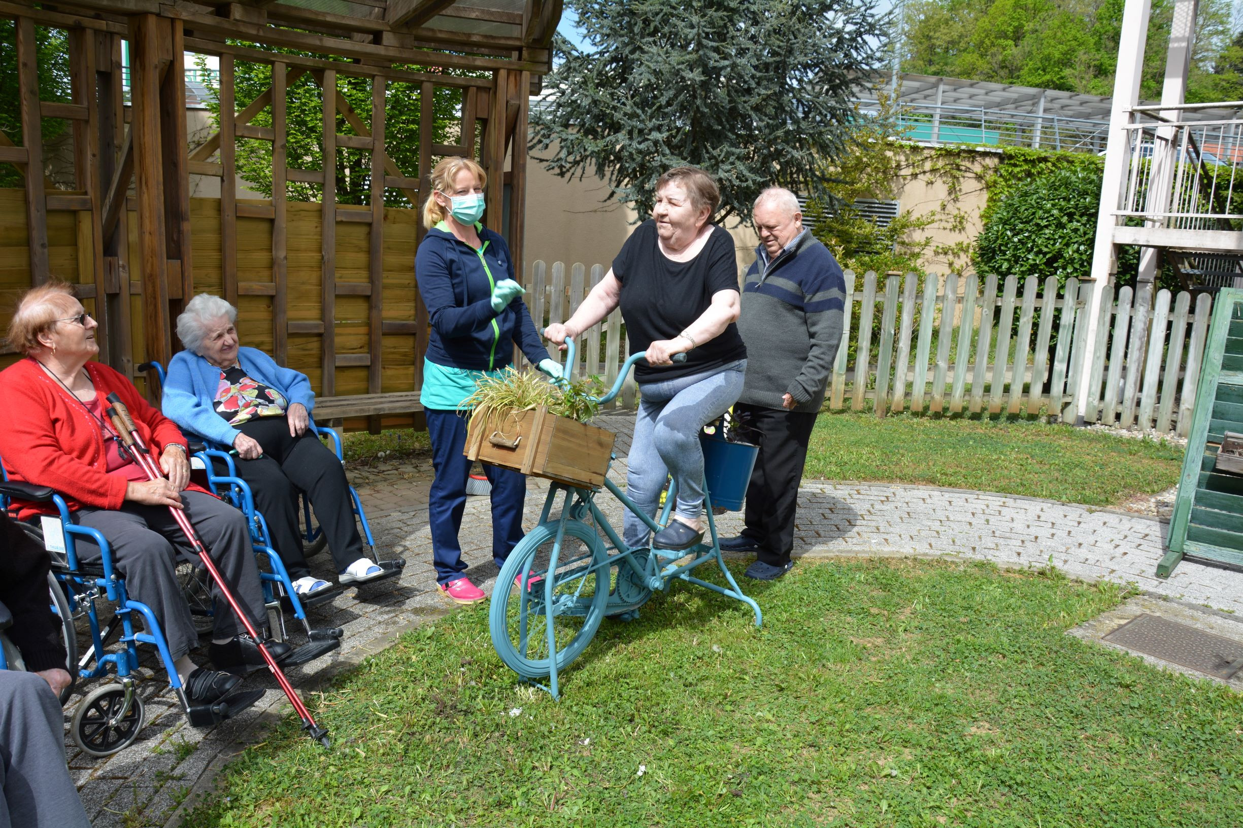 Zasadili smo zunanje rože in začimbe v skupinah Zarja in Spominčice
