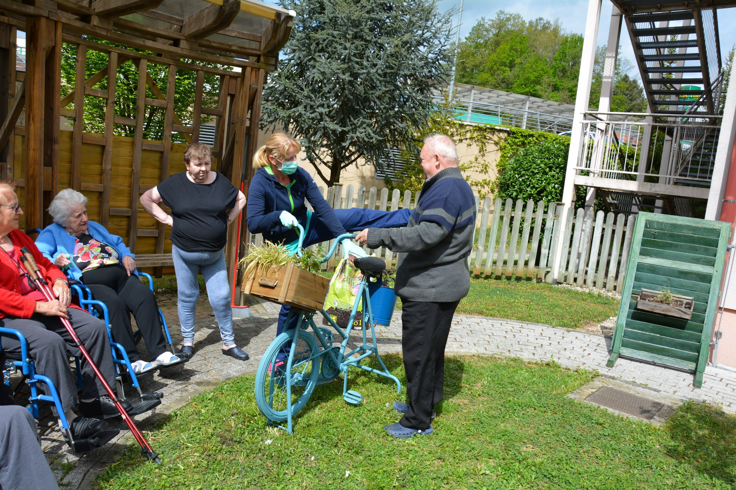 Zasadili smo zunanje rože in začimbe v skupinah Zarja in Spominčice