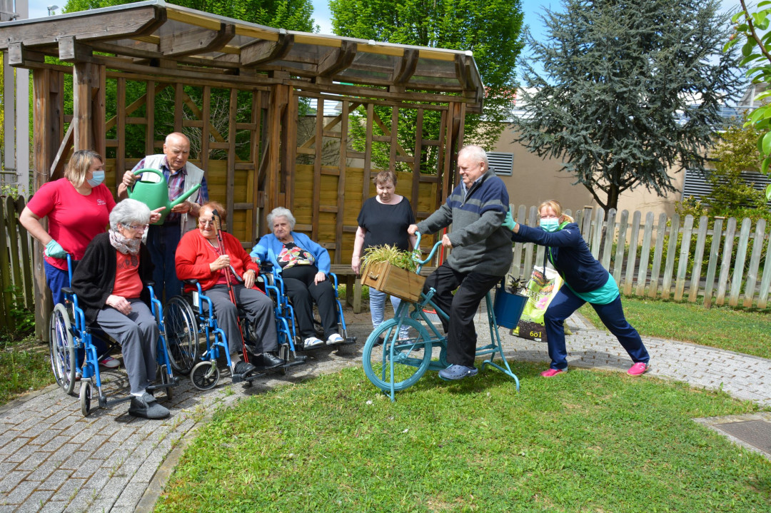 Zasadili smo zunanje rože in začimbe v skupinah Zarja in Spominčice