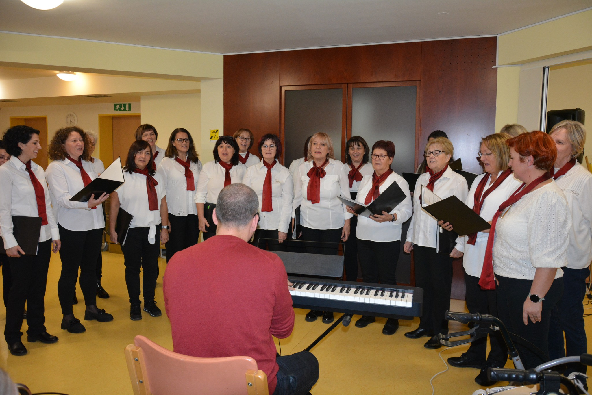 Ženski pevski zbor Rog. Slatina in ustvarjanje s društvom Vedno cvet