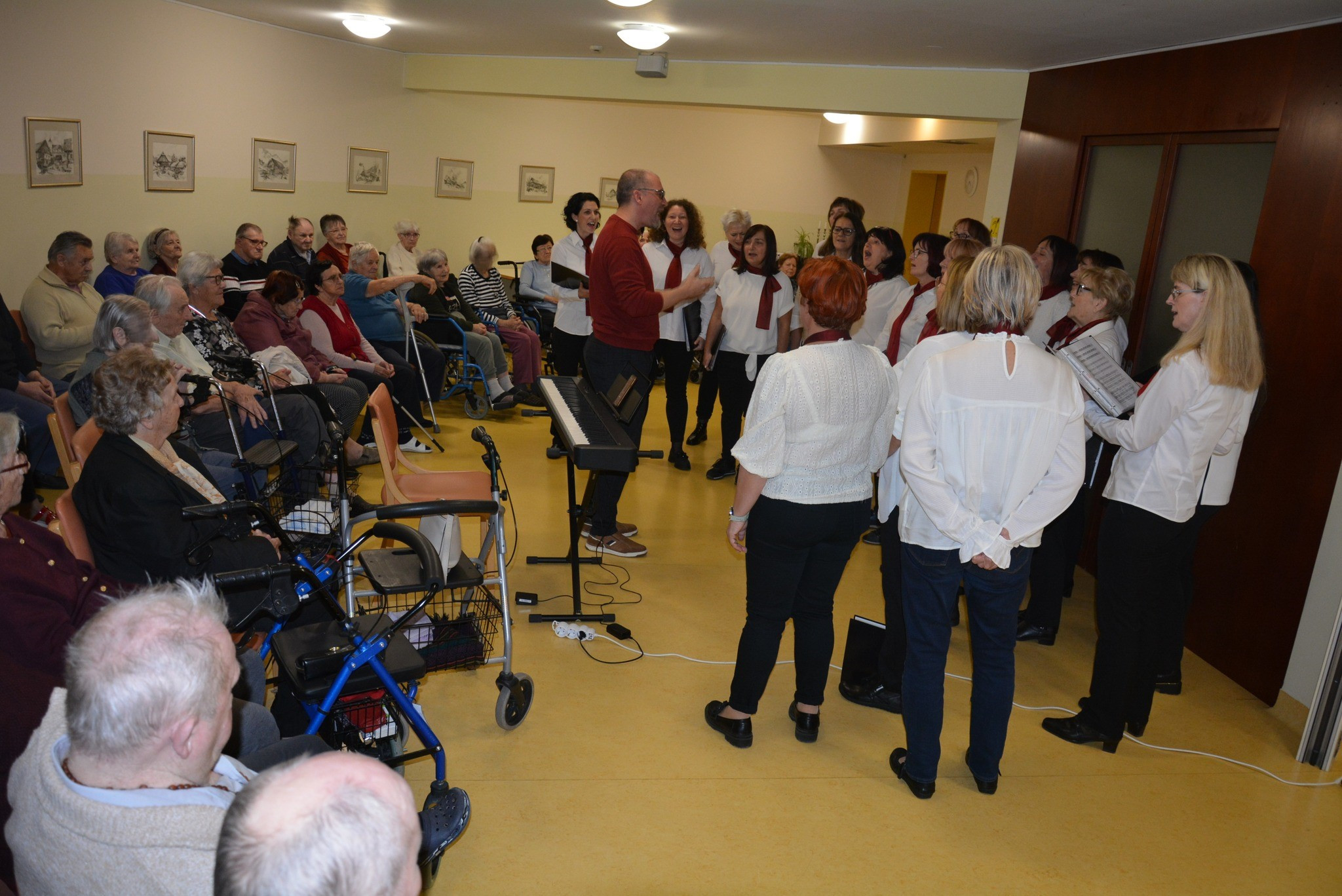 Ženski pevski zbor Rog. Slatina in ustvarjanje s društvom Vedno cvet