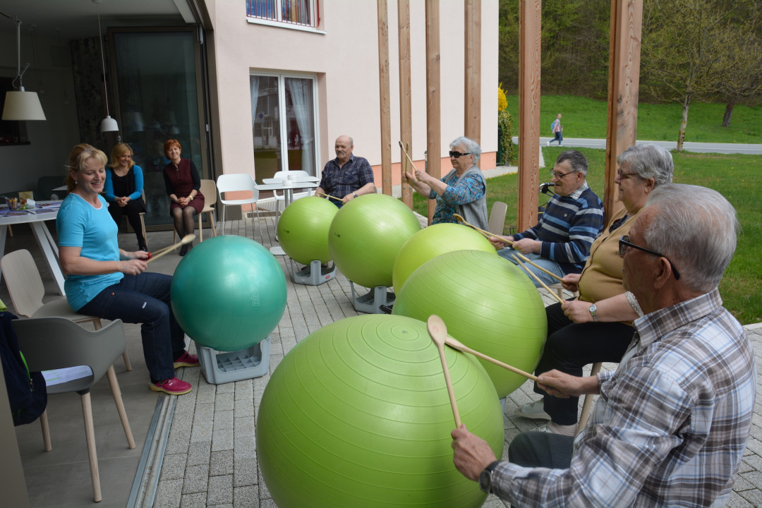 Žoga bend pred Pegazovim domom