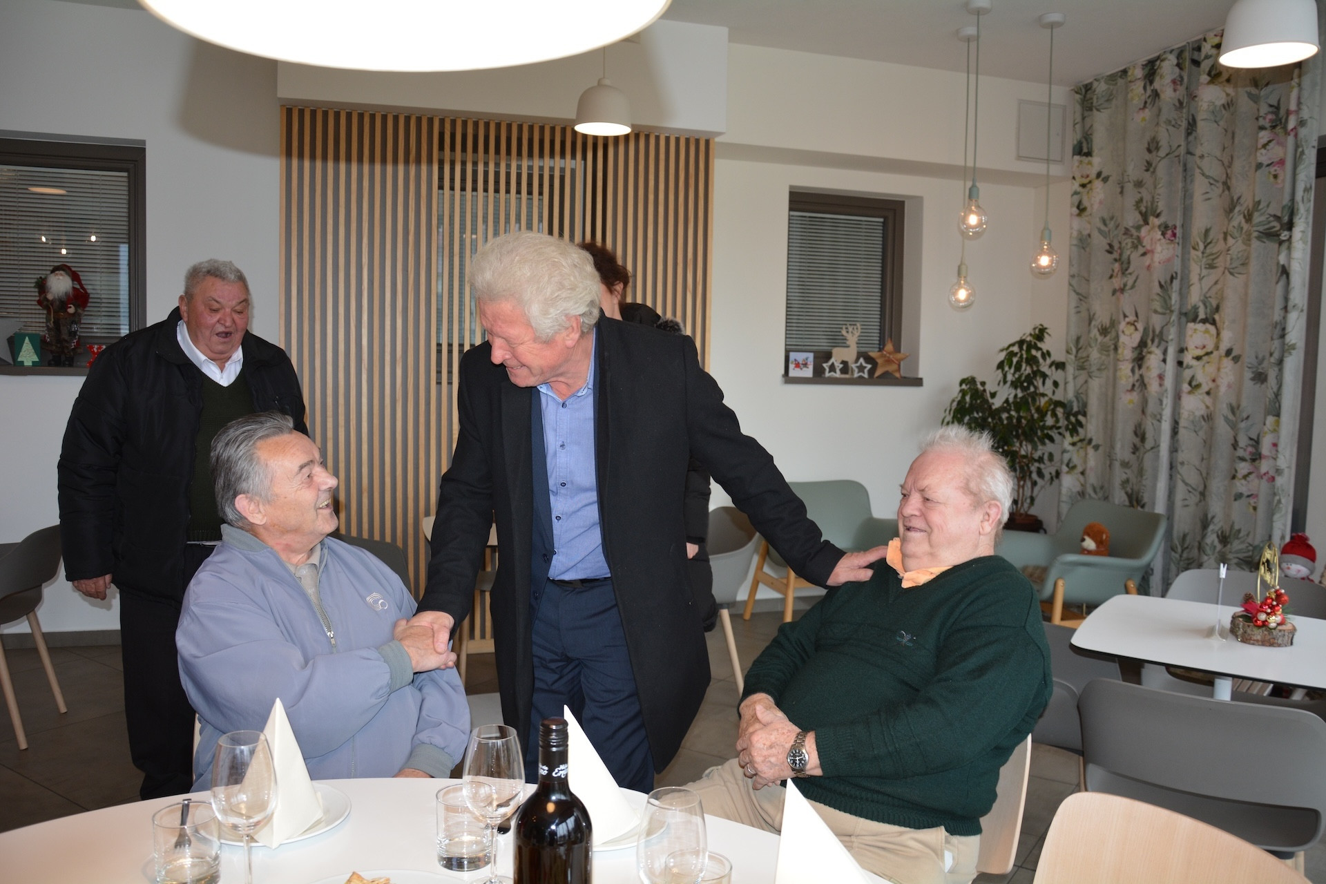 Župani občin obiskali in obdarili stanovalce Pegazovega doma