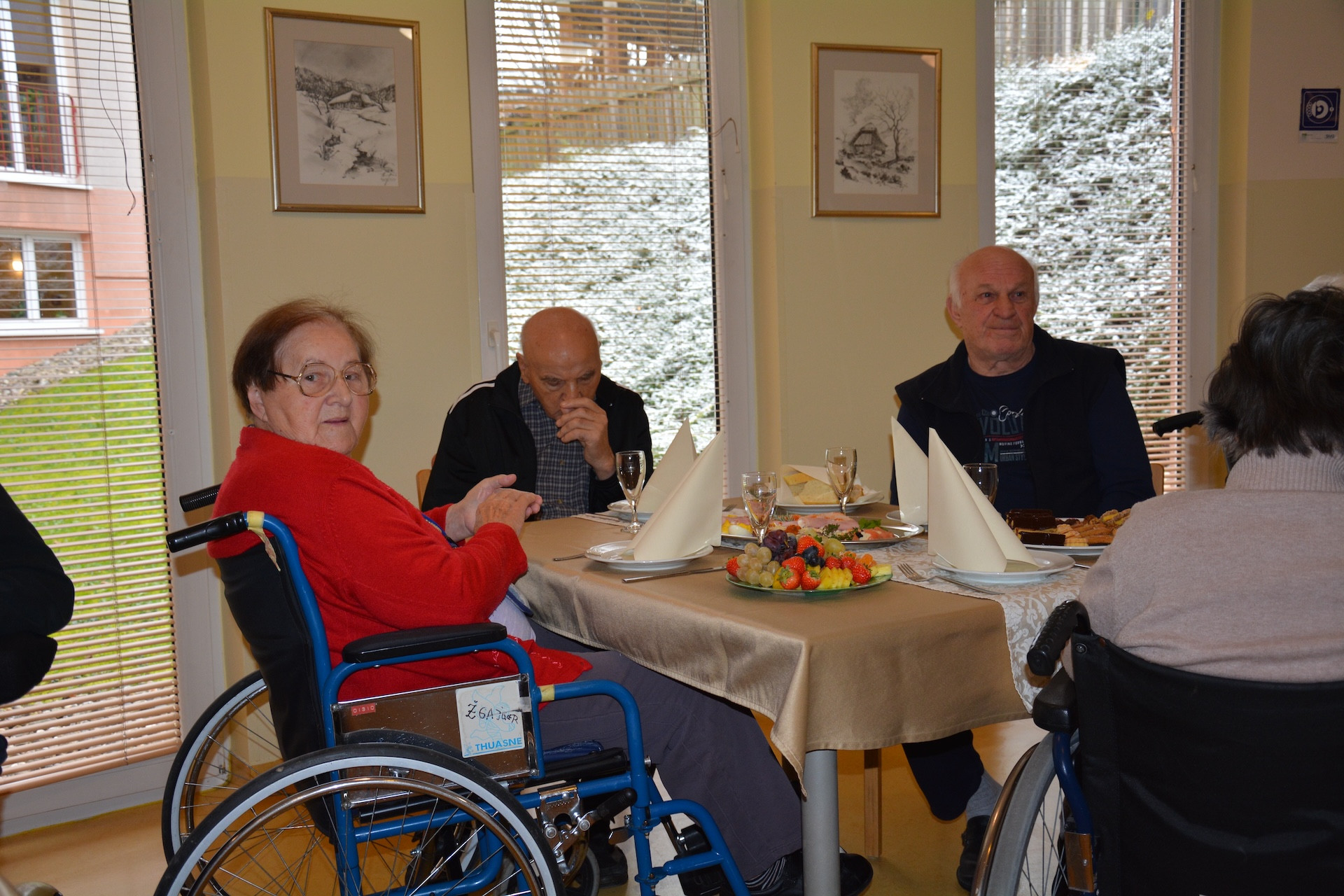 Župani občin obiskali in obdarili stanovalce Pegazovega doma