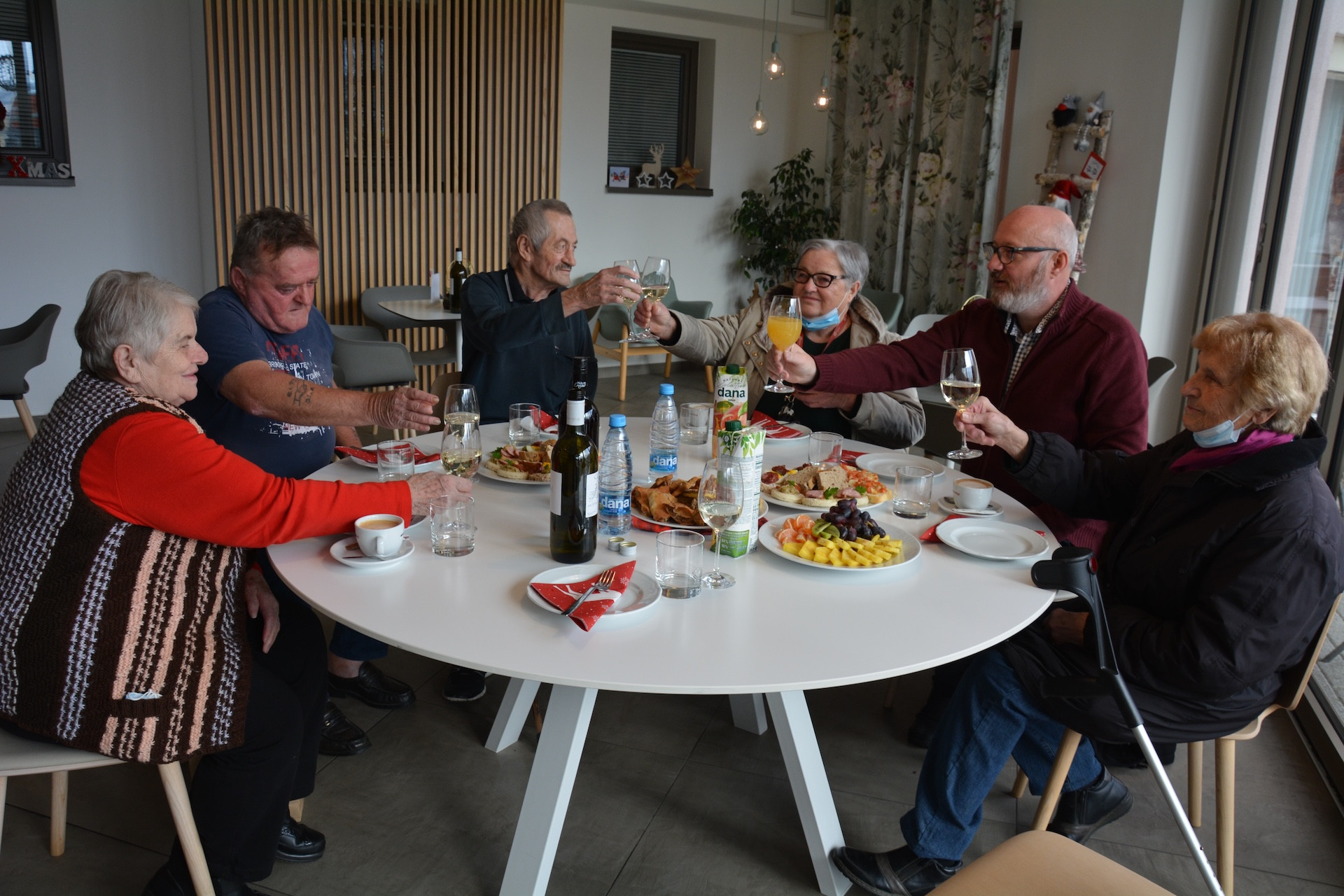 Župani občin obiskali in obdarili stanovalce Pegazovega doma