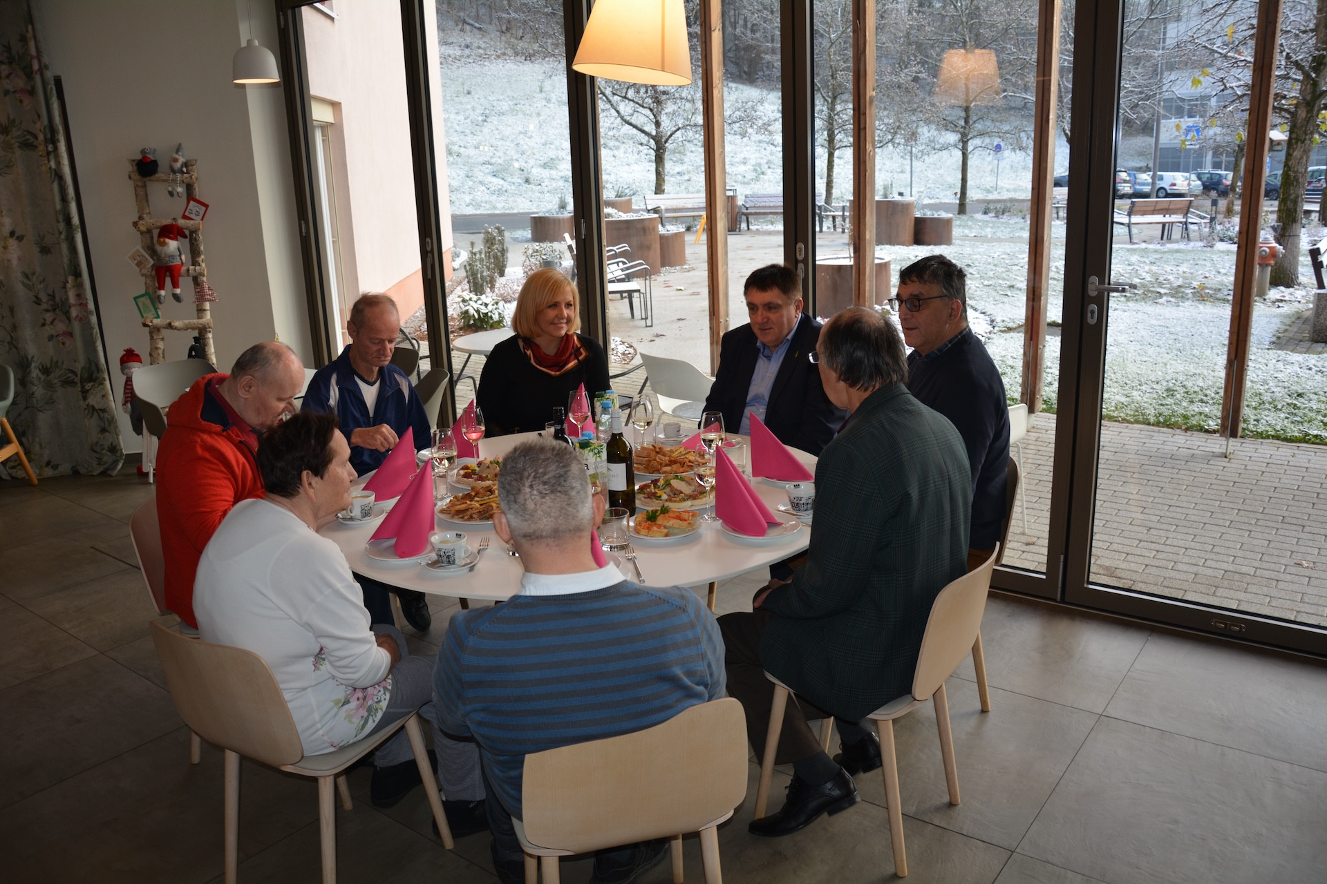 Župani občin obiskali in obdarili stanovalce Pegazovega doma