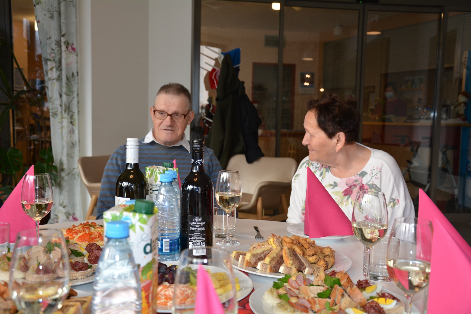 Župani občin obiskali in obdarili stanovalce Pegazovega doma