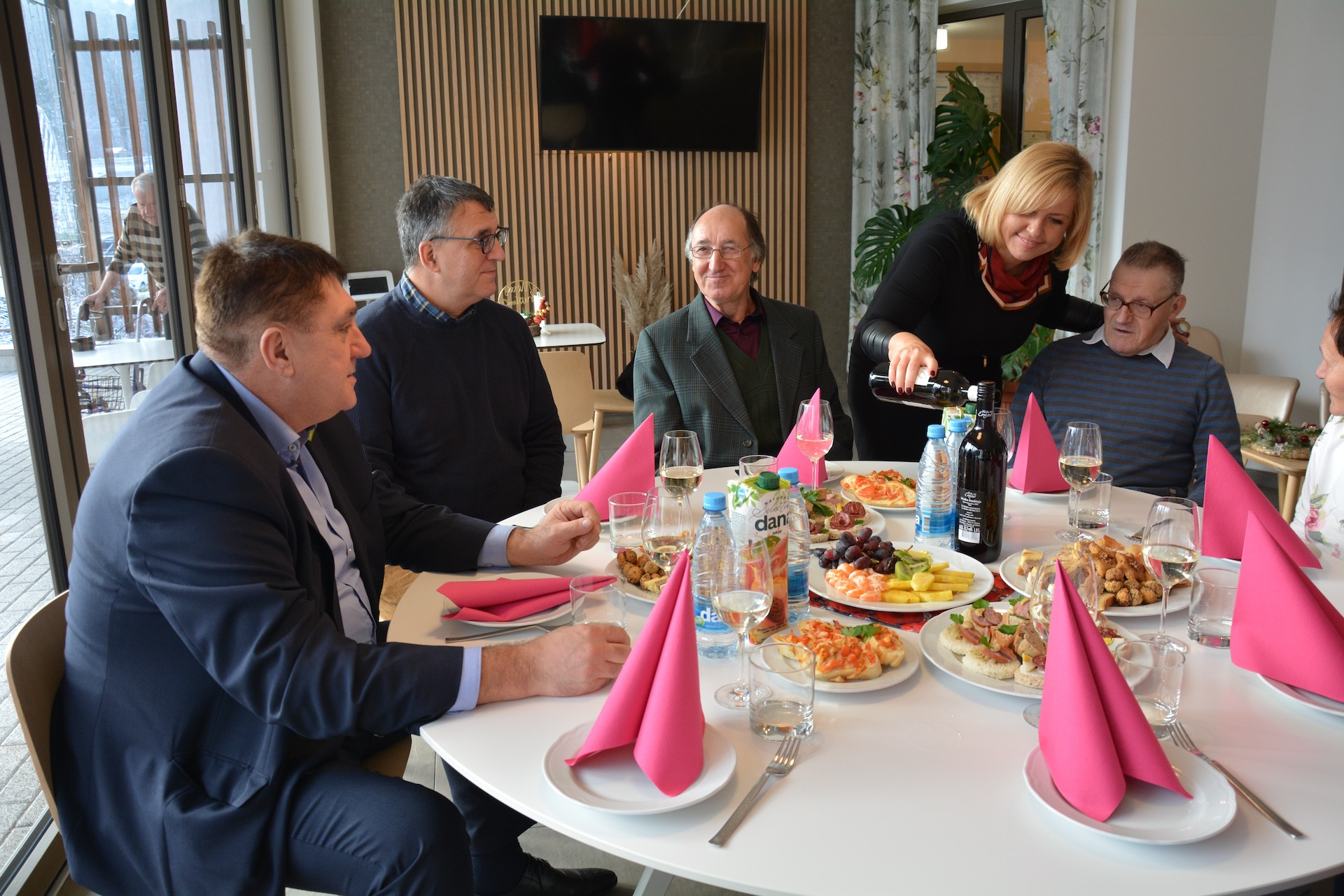 Župani občin obiskali in obdarili stanovalce Pegazovega doma