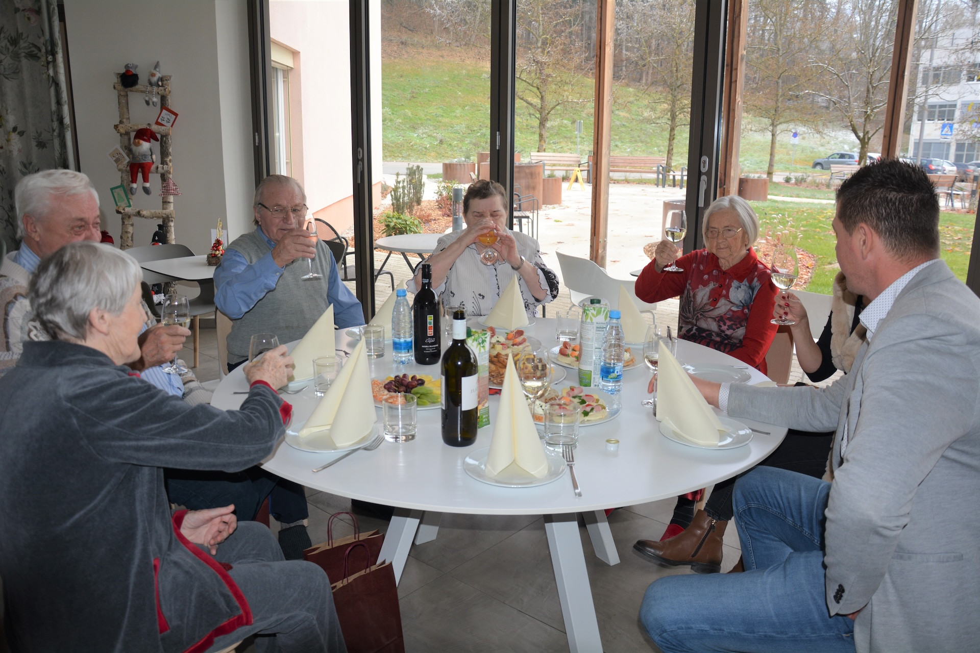 Župani občin obiskali in obdarili stanovalce Pegazovega doma