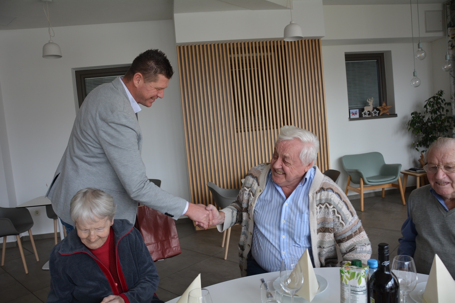 Župani občin obiskali in obdarili stanovalce Pegazovega doma