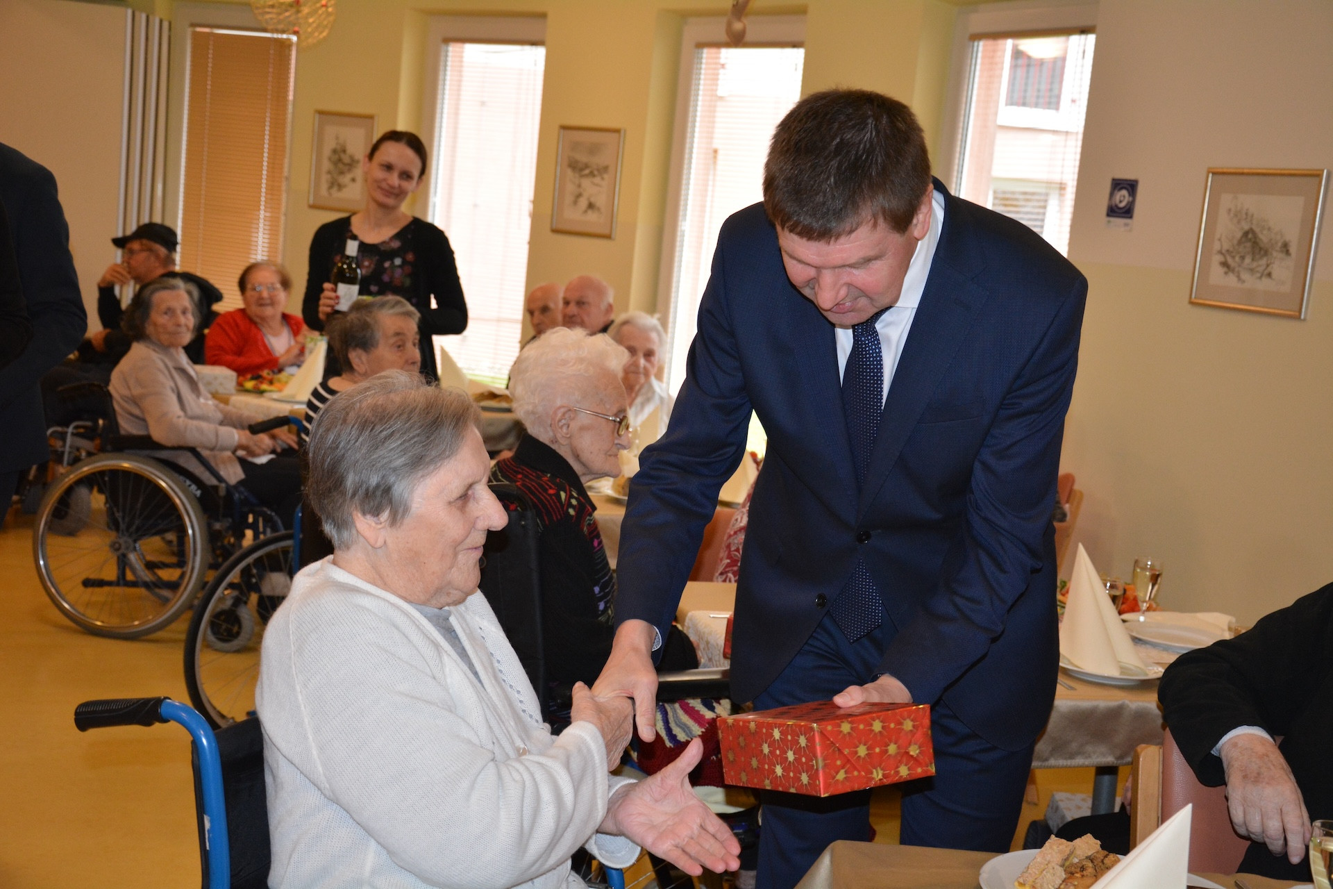 Župani občin obiskali in obdarili stanovalce Pegazovega doma