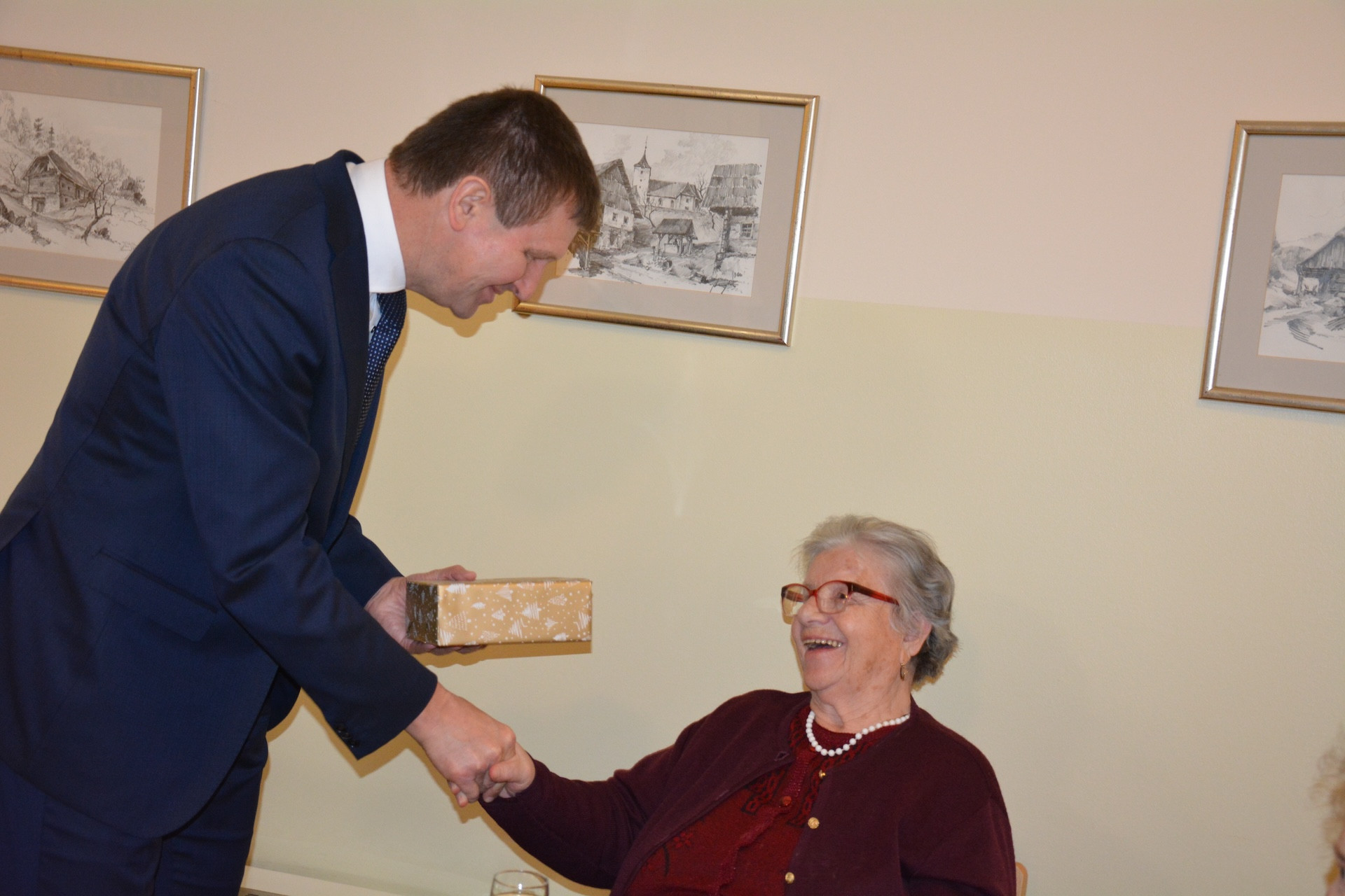 Župani občin obiskali in obdarili stanovalce Pegazovega doma