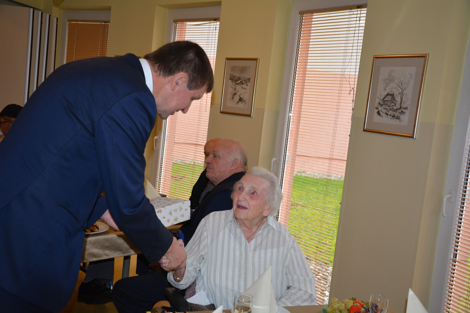 Župani občin obiskali in obdarili stanovalce Pegazovega doma