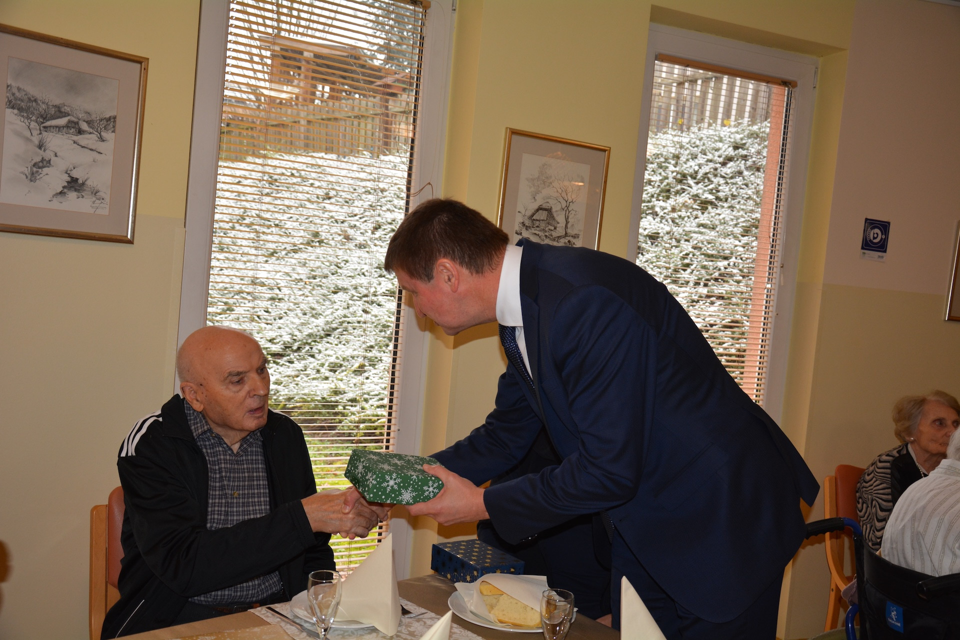 Župani občin obiskali in obdarili stanovalce Pegazovega doma