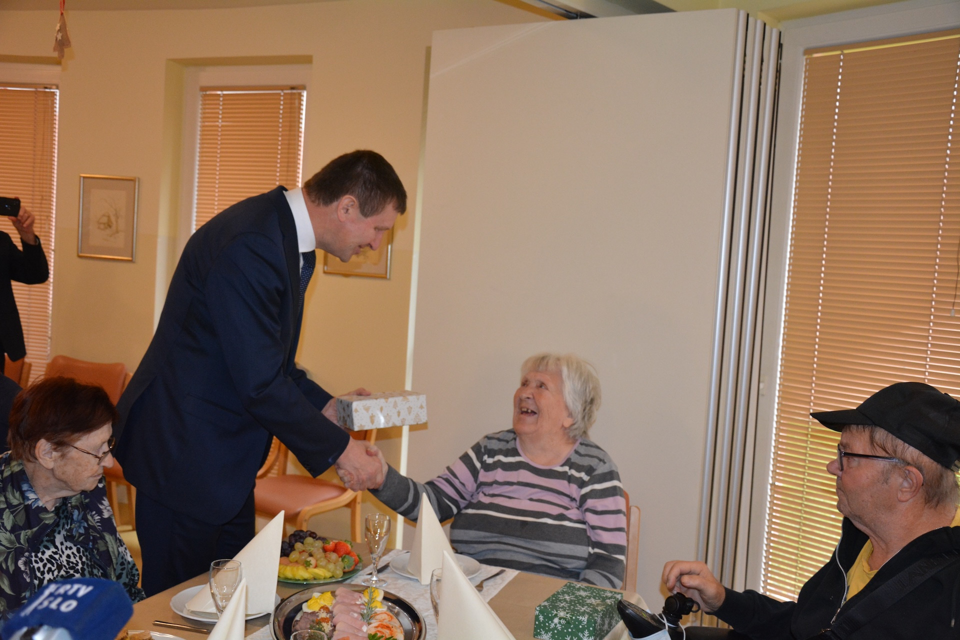 Župani občin obiskali in obdarili stanovalce Pegazovega doma