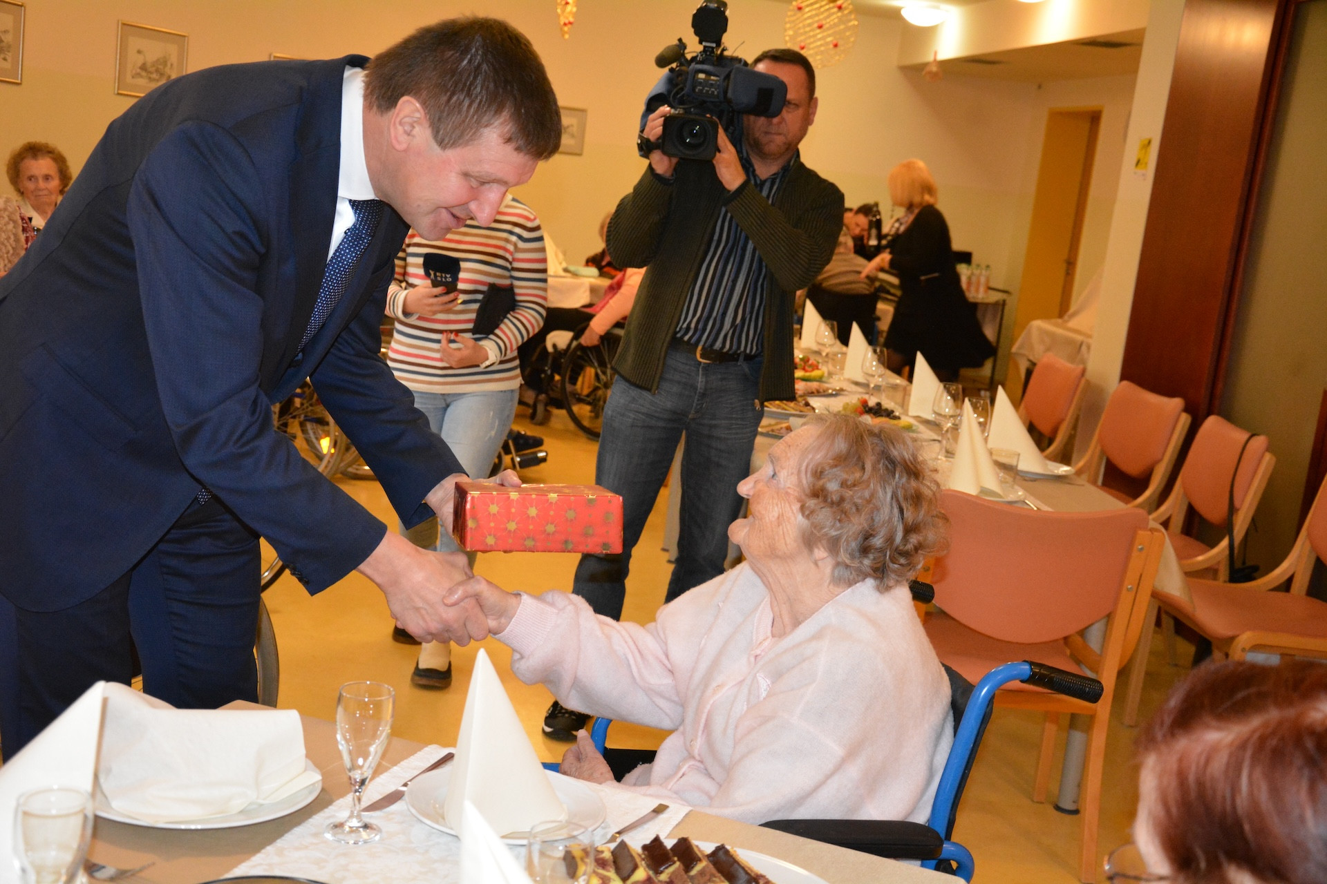 Župani občin obiskali in obdarili stanovalce Pegazovega doma