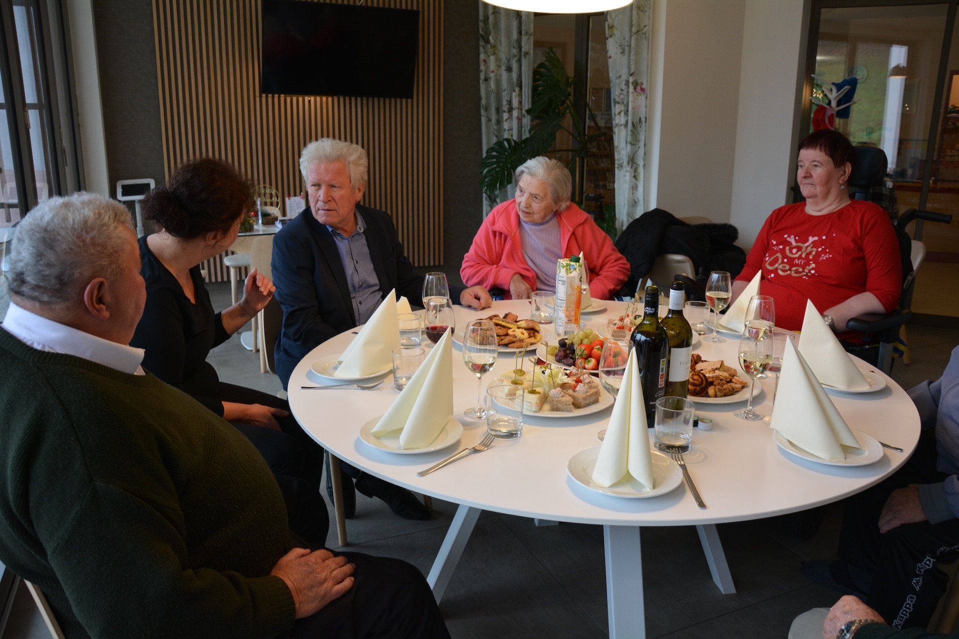 Župani občin obiskali in obdarili stanovalce Pegazovega doma