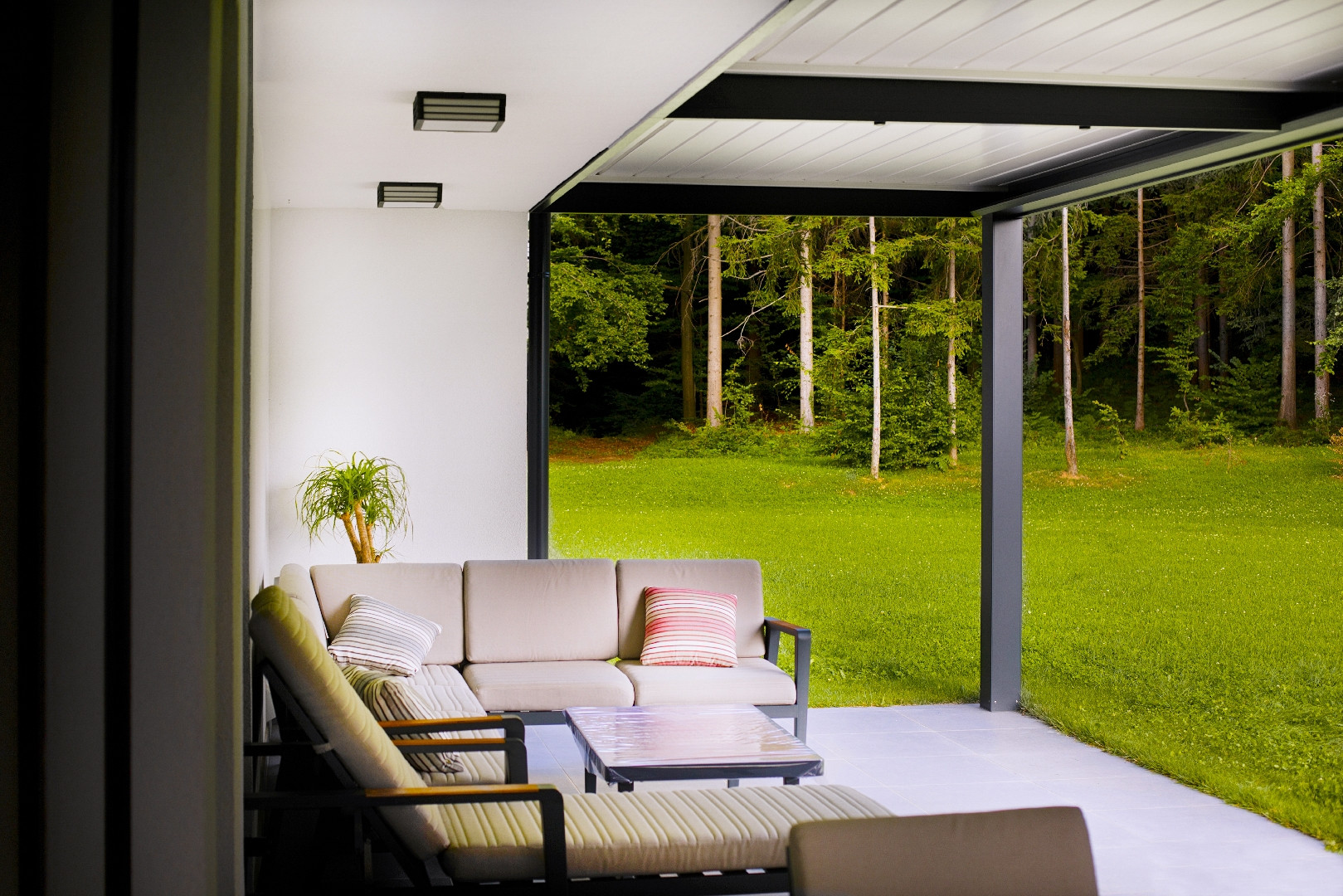 Project AT Vitanje - Bioclimatic pergola Misteral - Terrace, brisole, zip roller blinds