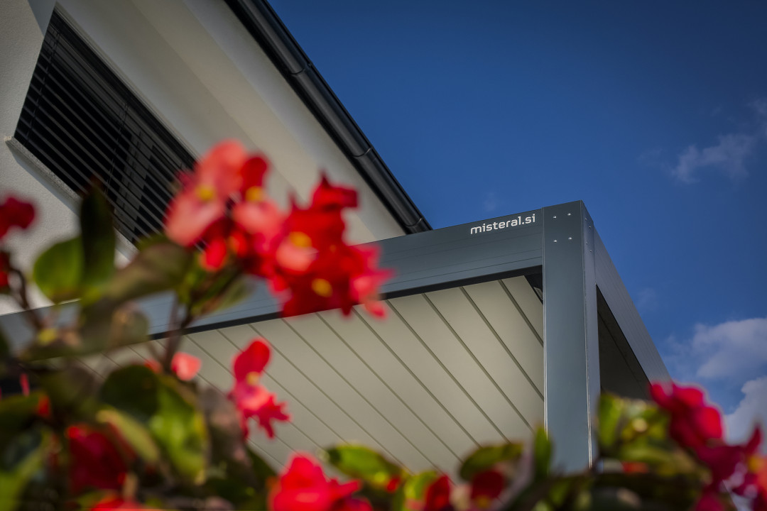 Project GK Medvode - Bioclimatic pergola Misteral - Terrace, brisole, zip roller blinds