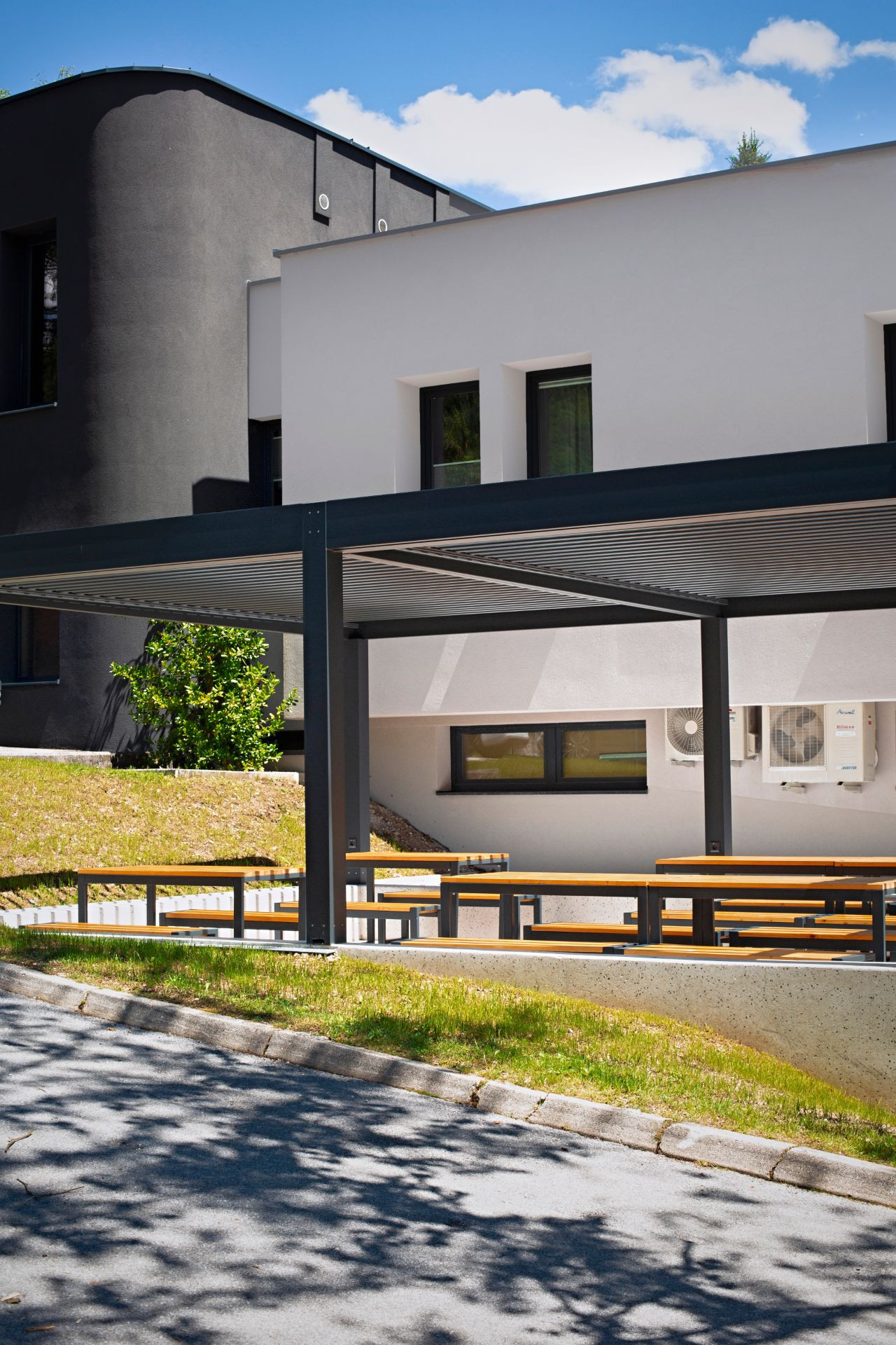 Project Dewesoft Slovenia - Trbovlje - Bioclimatic pergola Misteral - Terrace, brisole, zip roller blinds