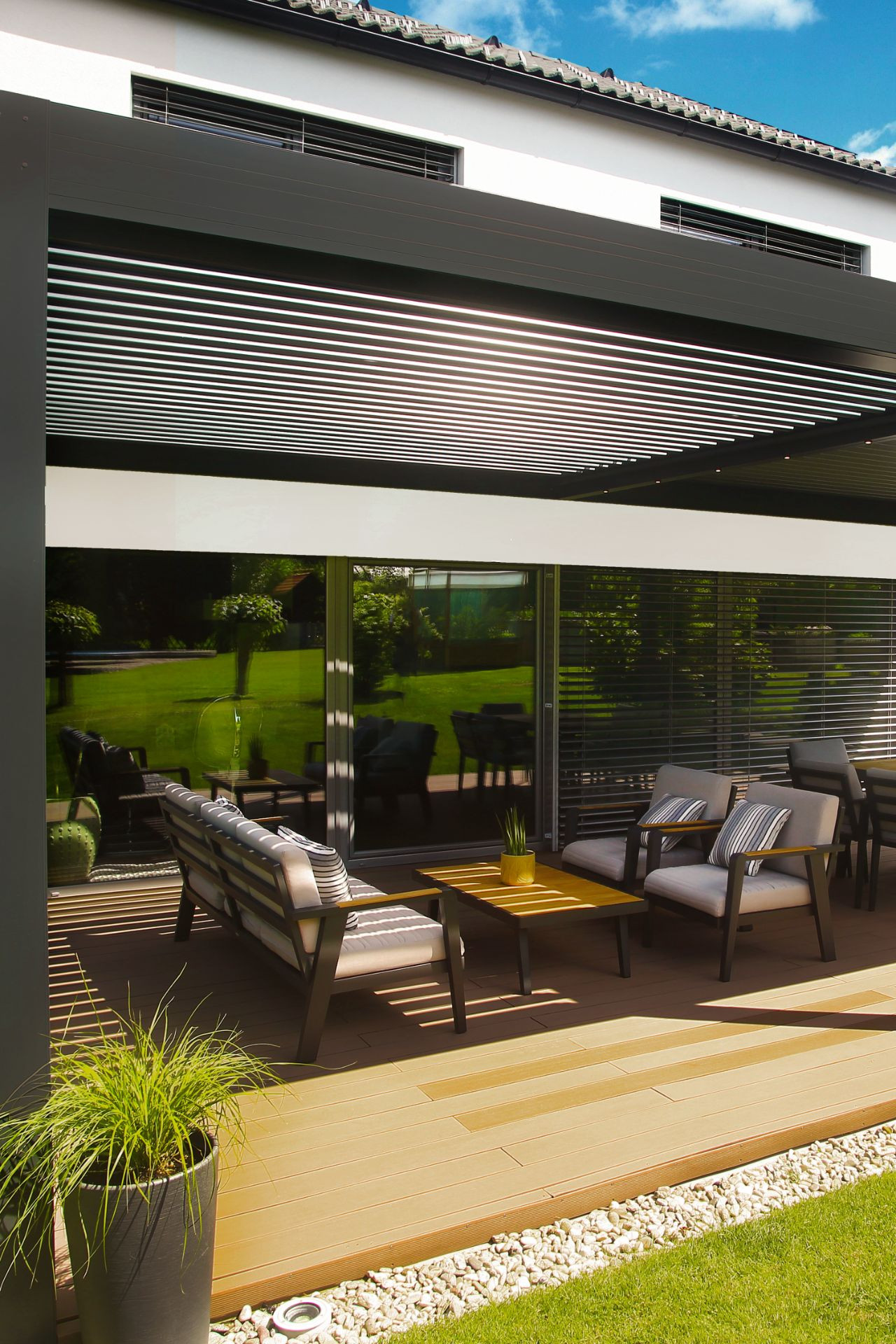 Project LS - Vojnikr - Bioclimatic pergola Misteral - Terrace, brisole, zip roller blinds