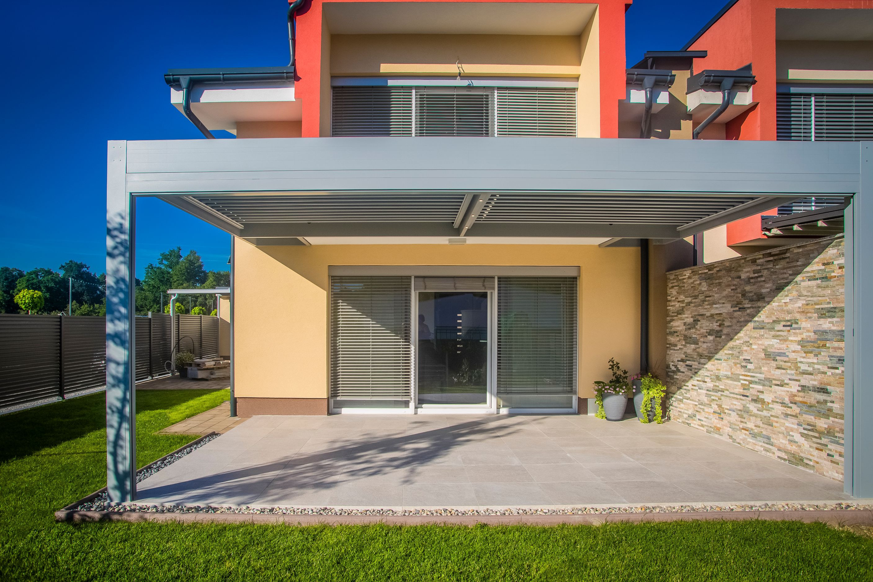 Projekt VK Ptuj - Bioclimatic pergola Misteral - Terrace, brisole, zip roller blinds