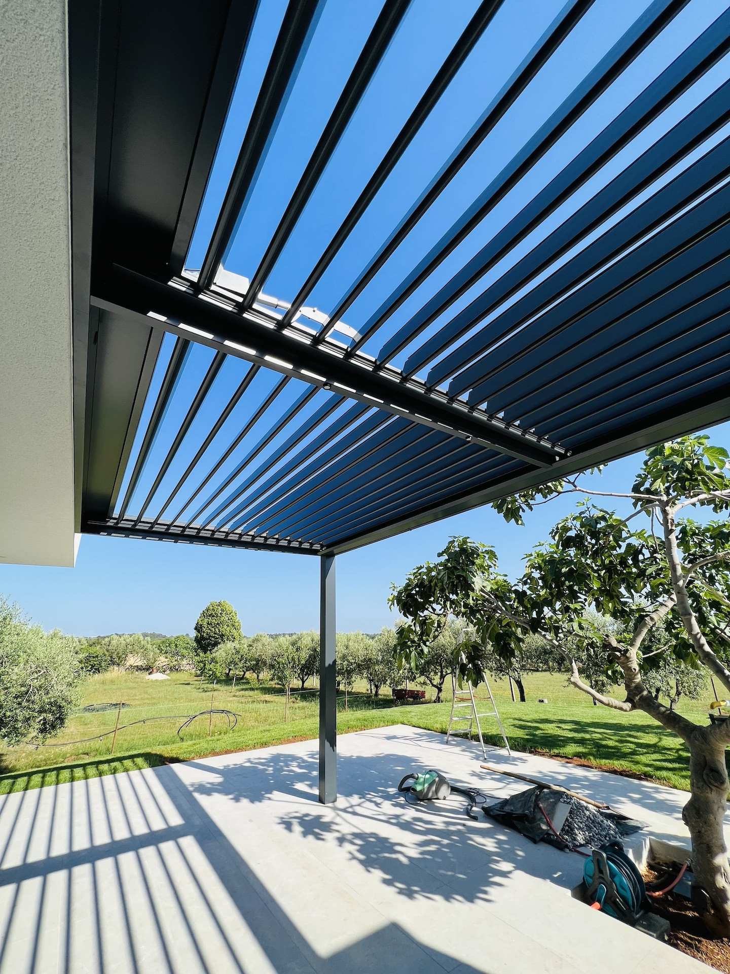 Lamelnapergola_pergola_pergole_tenda_misteral_pergolamisteral_ambienti_tende_ziprolo_rolo_bioklimatischepergola_bioclimaticpergola-6