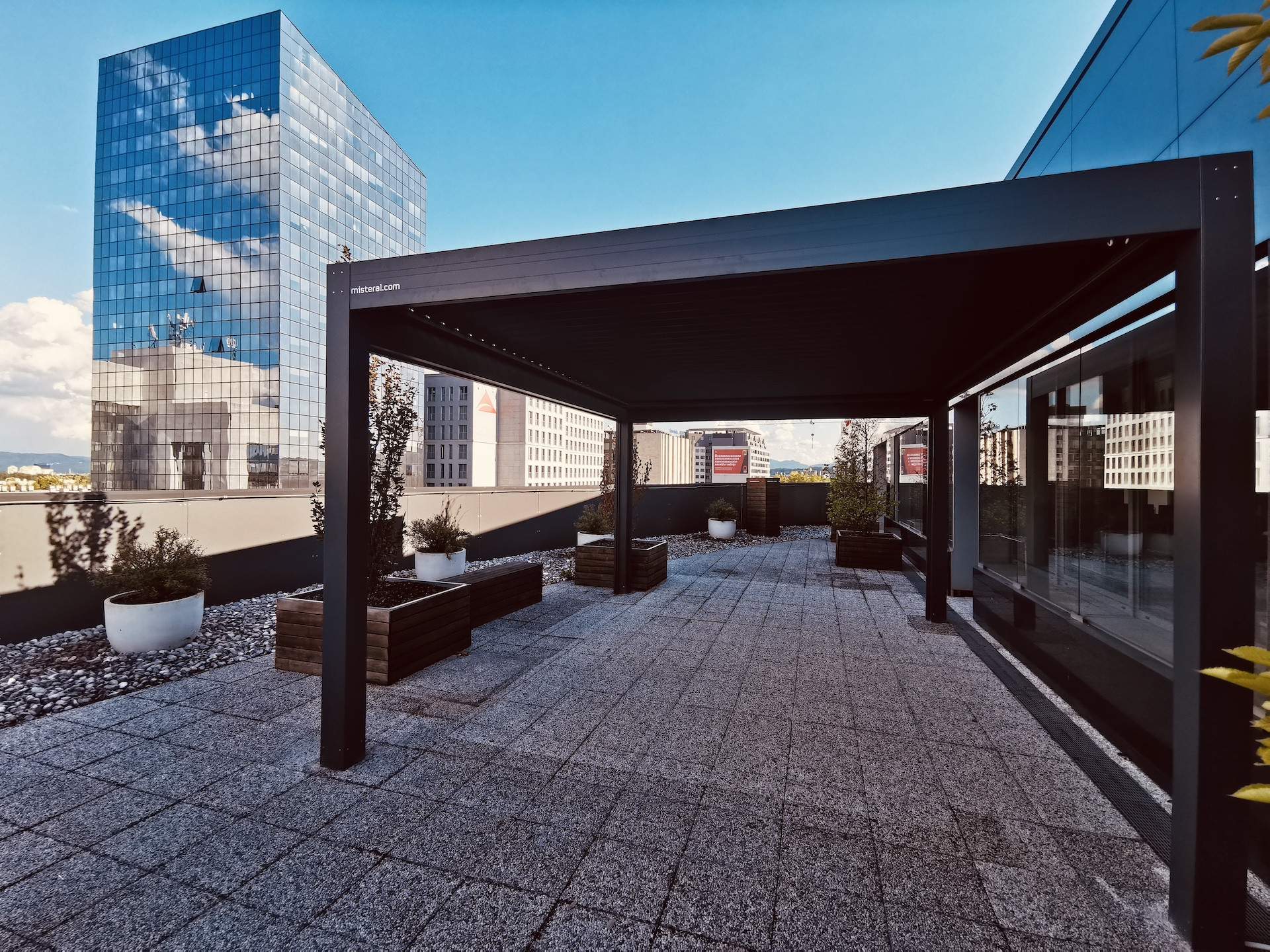 Projekt lamelna pergola Uprava OMV - izpostava Ljubljana