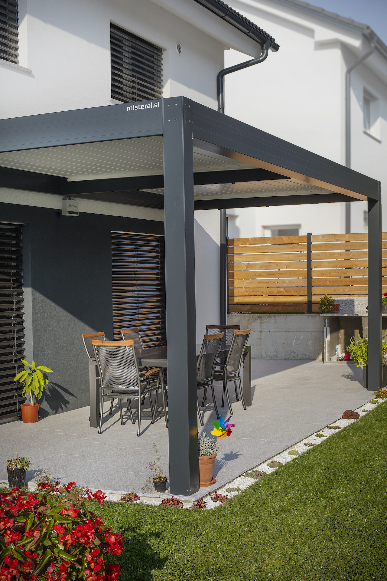 Project GK Medvode - Bioclimatic pergola Misteral - Terrace, brisole, zip roller blinds