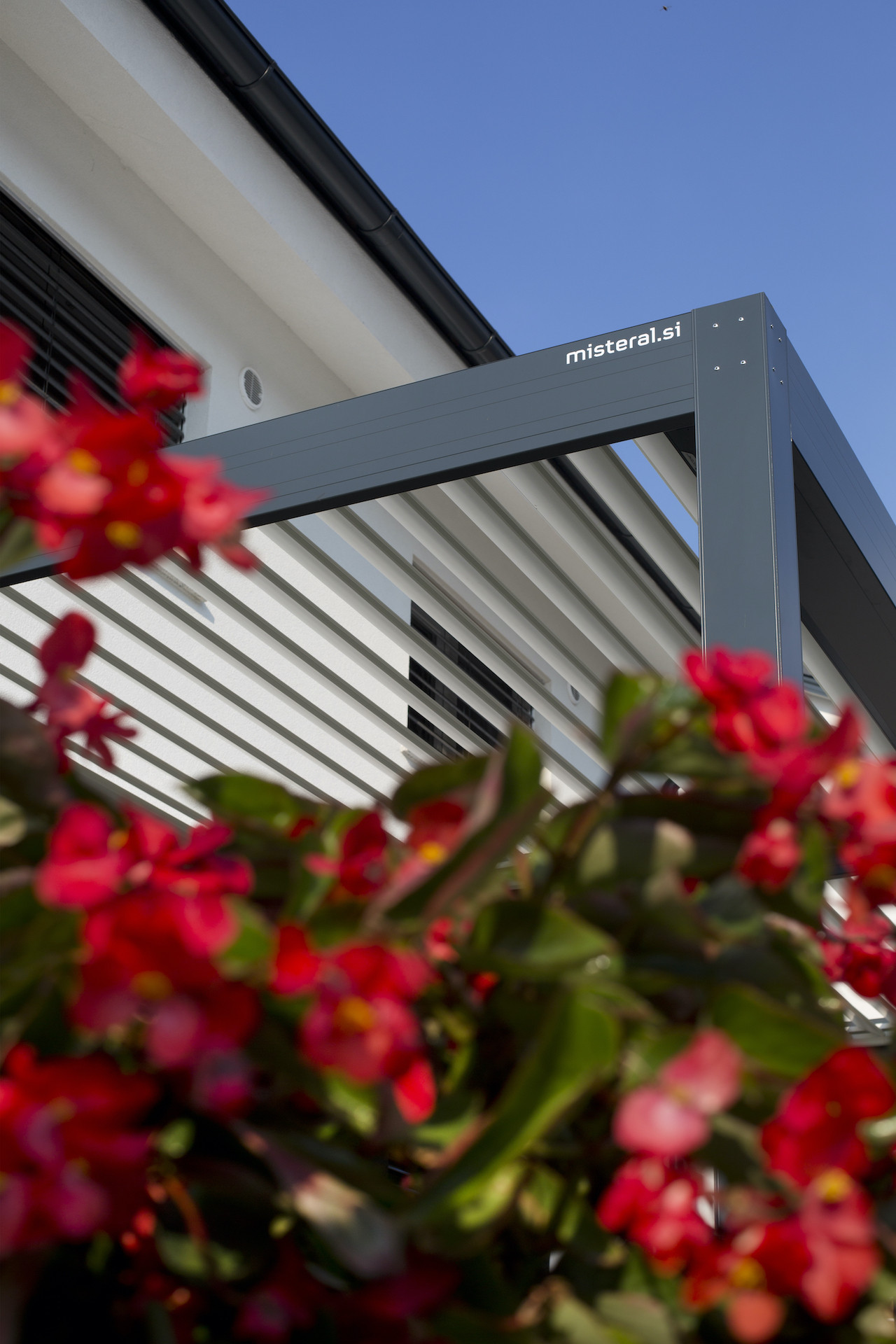 Project GK Medvode - Bioclimatic pergola Misteral - Terrace, brisole, zip roller blinds