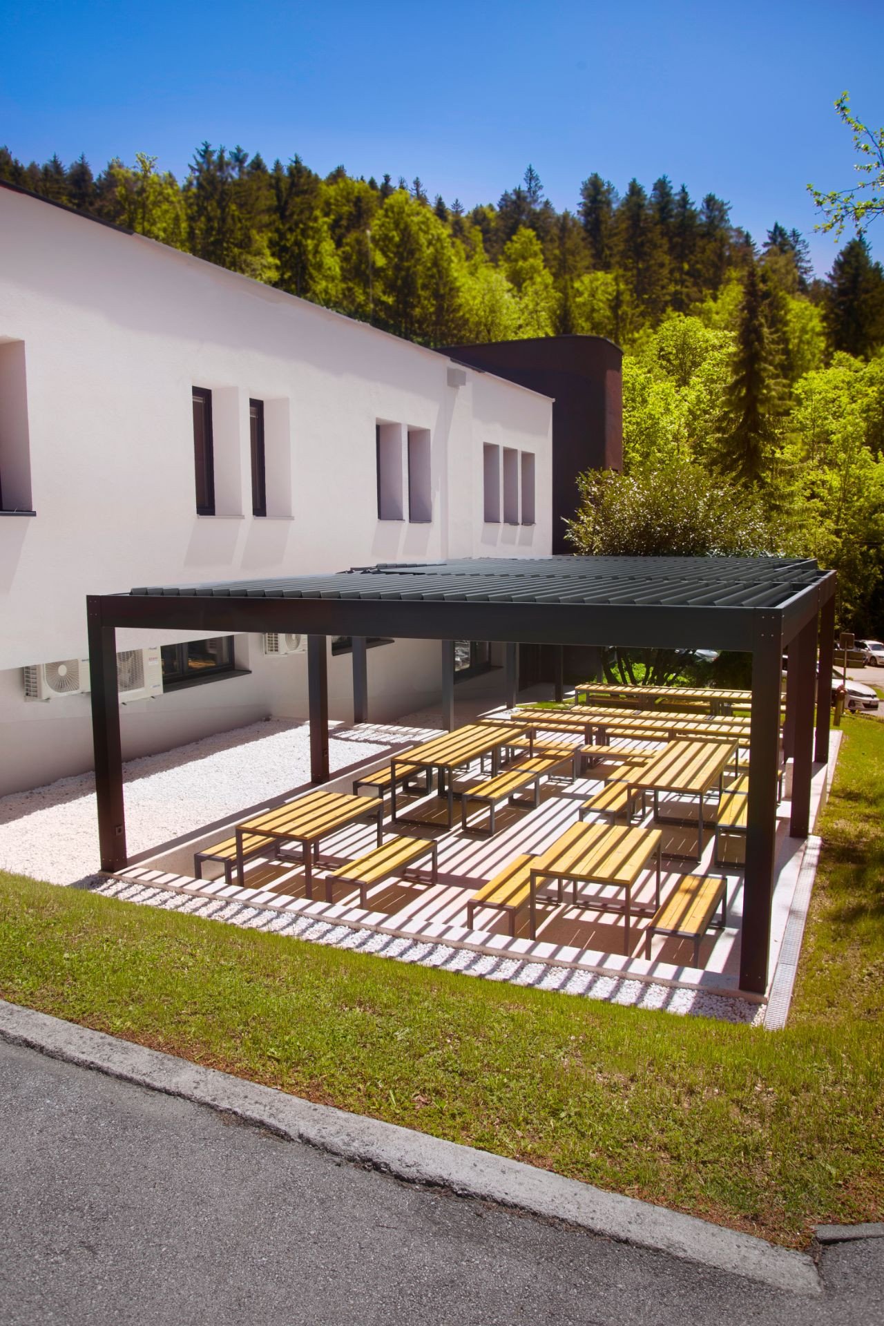 Project Dewesoft Slovenia - Trbovlje - Bioclimatic pergola Misteral - Terrace, brisole, zip roller blinds