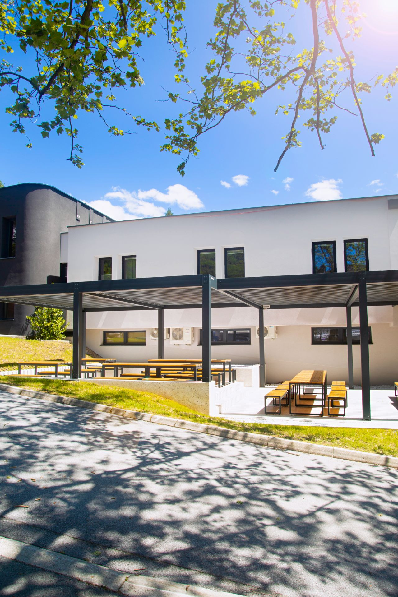 Project Dewesoft Slovenia - Trbovlje - Bioclimatic pergola Misteral - Terrace, brisole, zip roller blinds