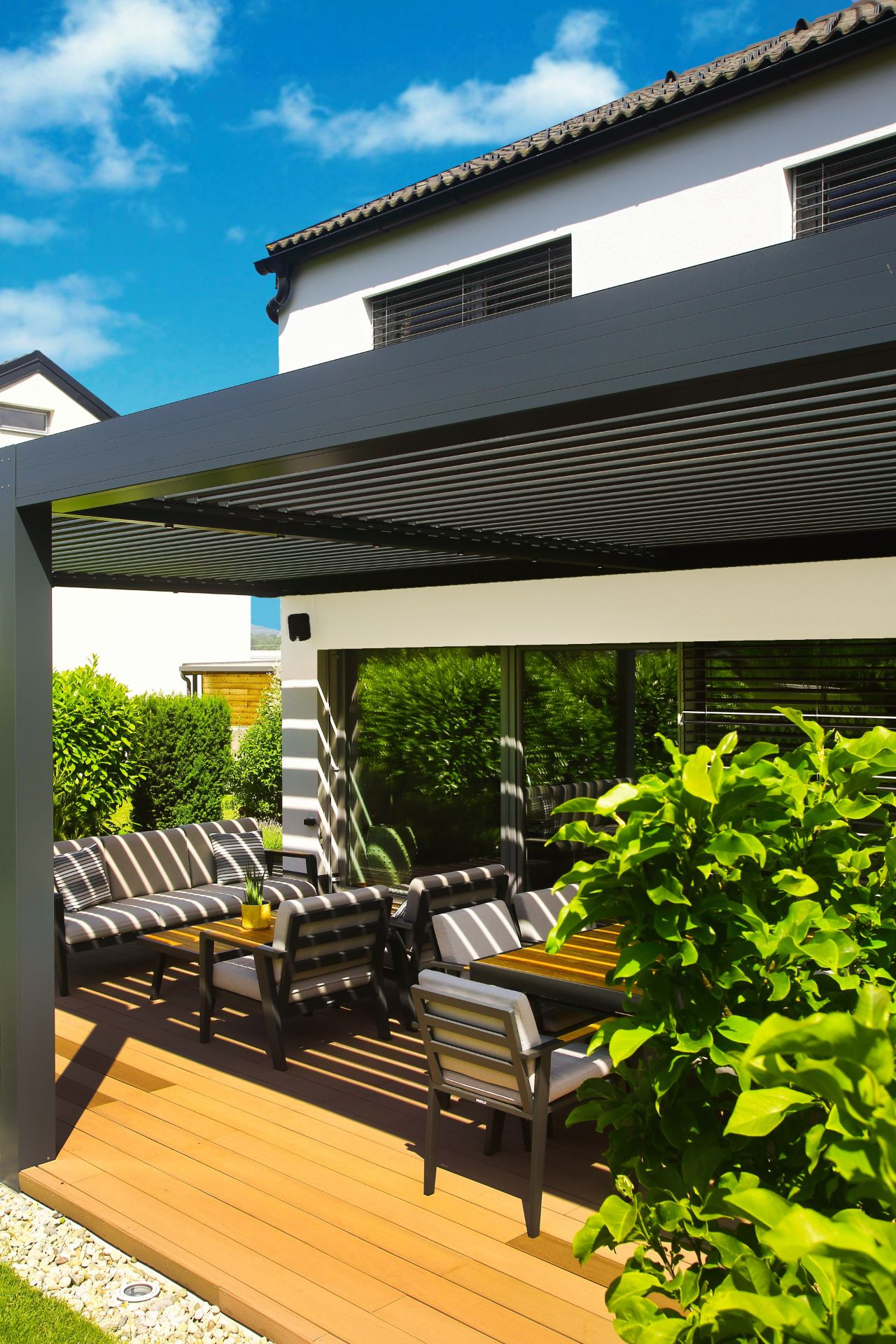 Project LS - Vojnikr - Bioclimatic pergola Misteral - Terrace, brisole, zip roller blinds