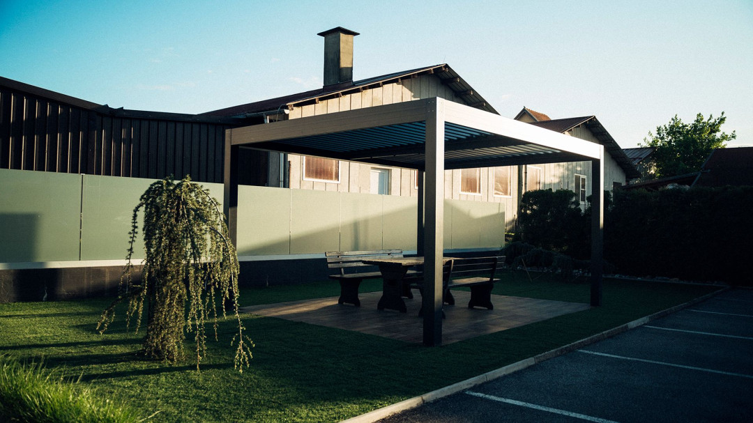 Projekt AE Brežice - Bioklimatska pergola Misteral - Terasa, Brisole, zip rolo