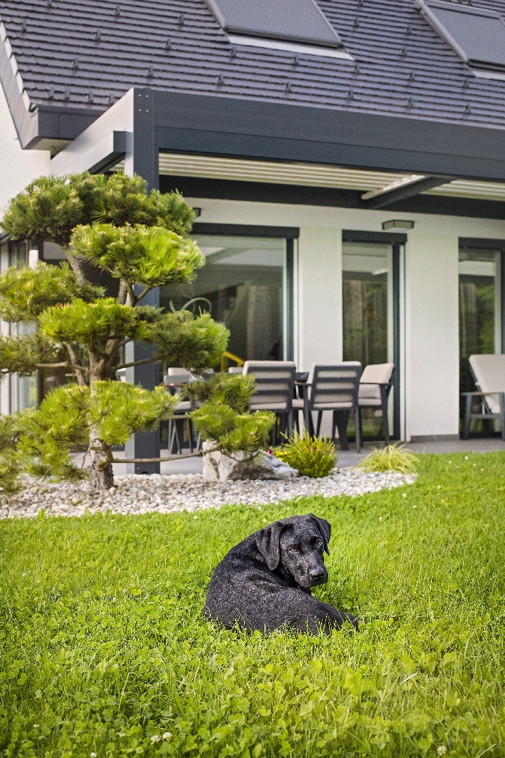 Projekt AT Vitanje - Die bioklimatische Pergola Misteral - Terrasse, Brisole, Seitliche ZIP-Rollos