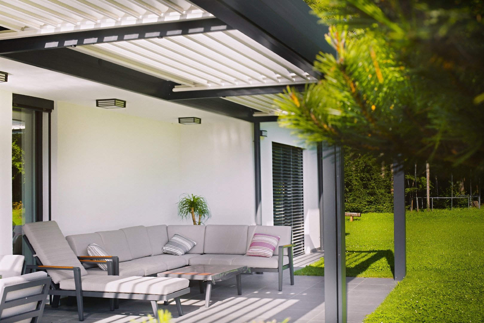 Projekt AT Vitanje - Die bioklimatische Pergola Misteral - Terrasse, Brisole, Seitliche ZIP-Rollos