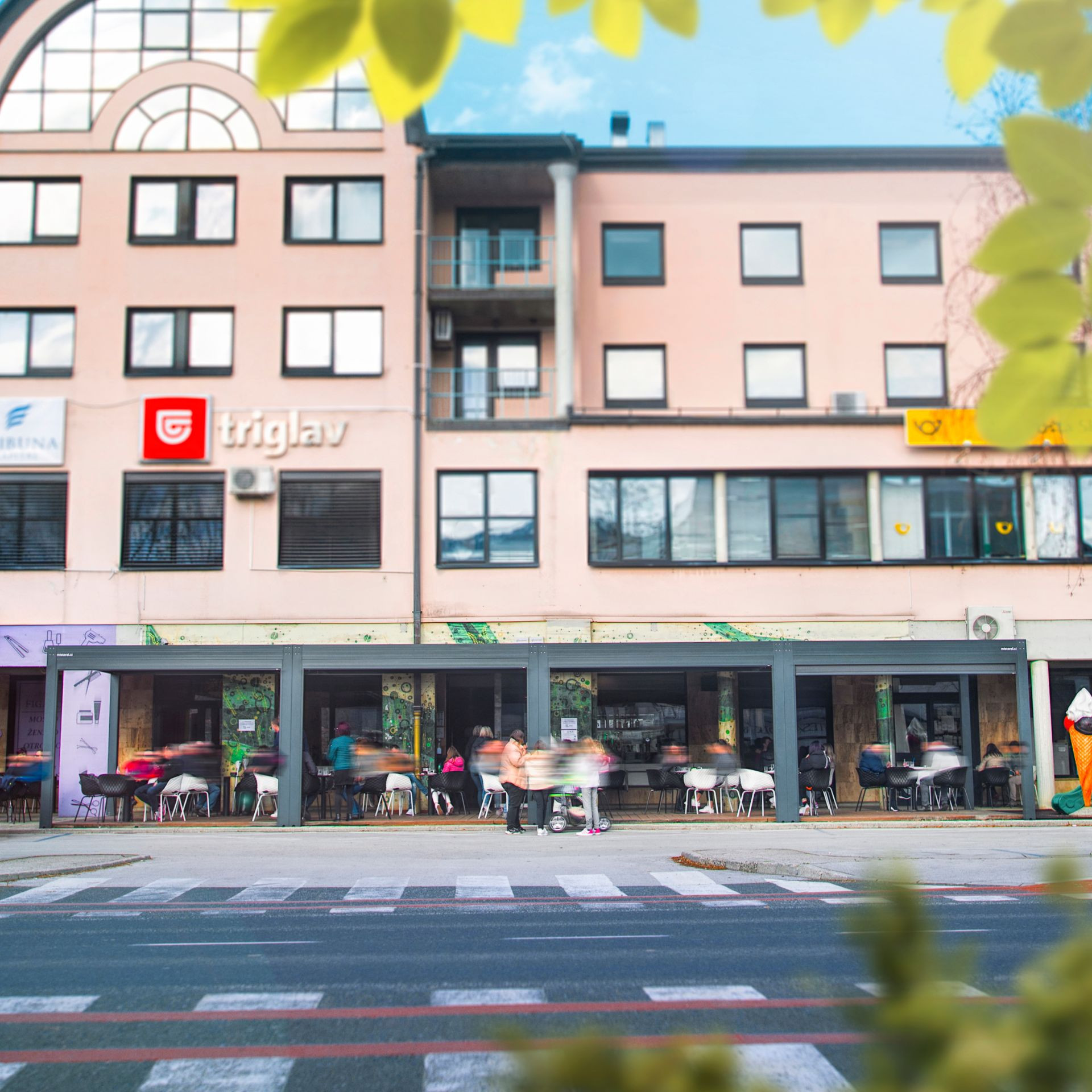 Projekt Central Sevnica - Die bioklimatische Pergola Misteral - Terrasse, Brisole, Seitliche ZIP-Rollos