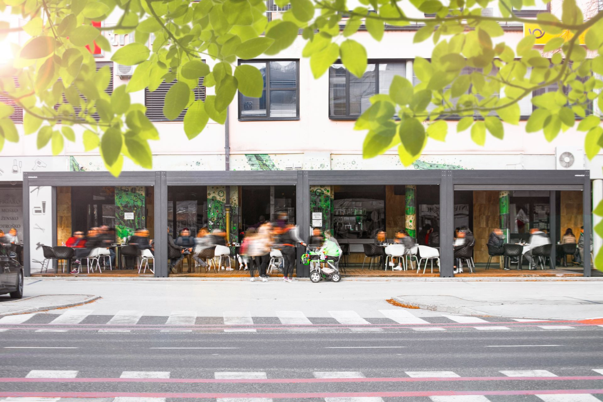 Projekt Central Sevnica - Die bioklimatische Pergola Misteral - Terrasse, Brisole, Seitliche ZIP-Rollos