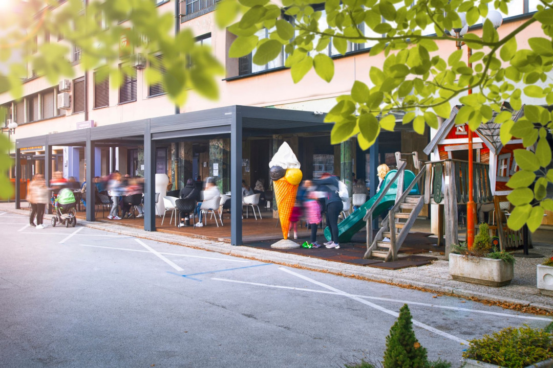 Projekt Central Sevnica - Die bioklimatische Pergola Misteral - Terrasse, Brisole, Seitliche ZIP-Rollos