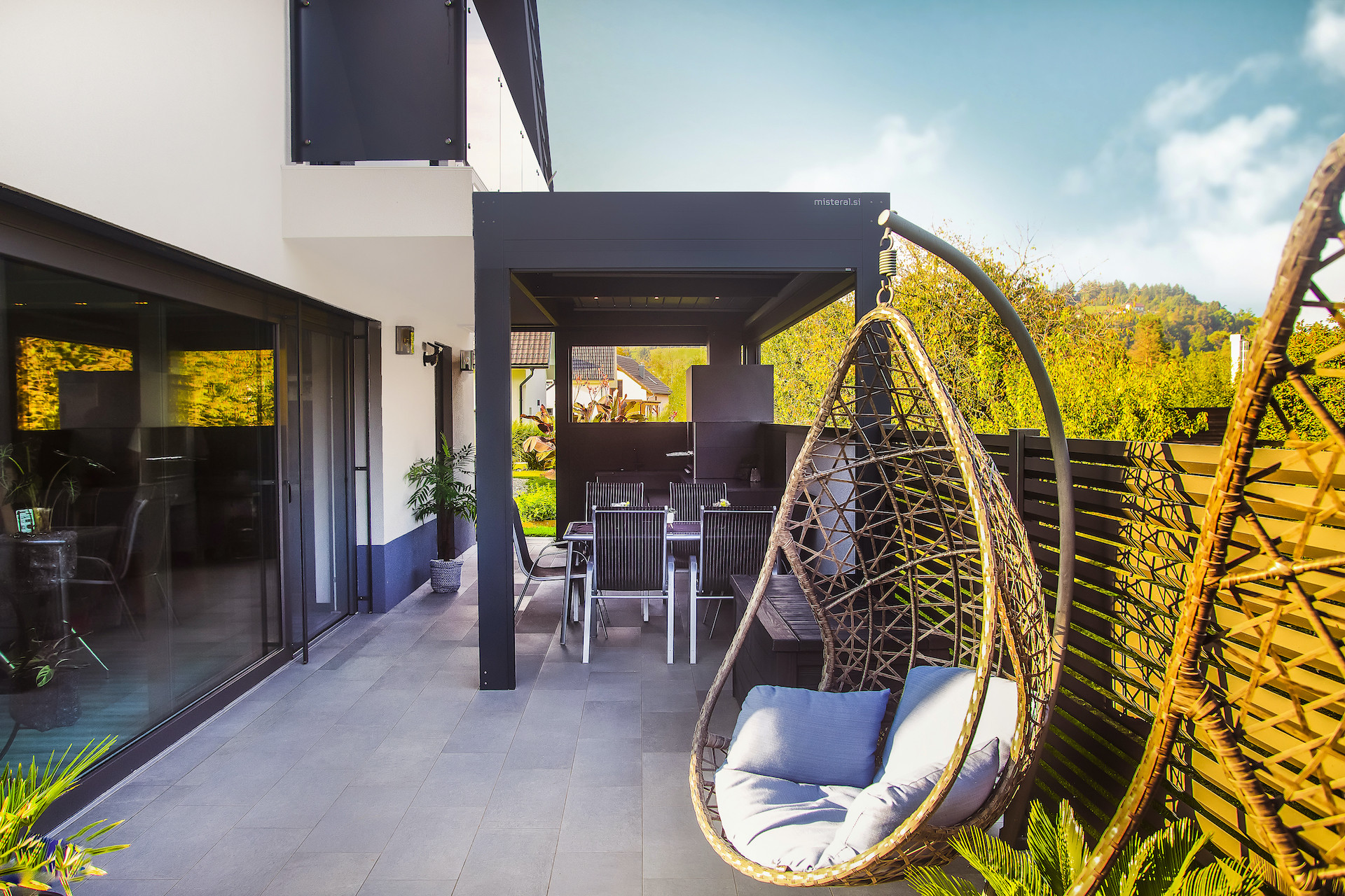 Projekt DB Mozirje - Die bioklimatische Pergola Misteral - Terrasse, Brisole, Seitliche ZIP-Rollos