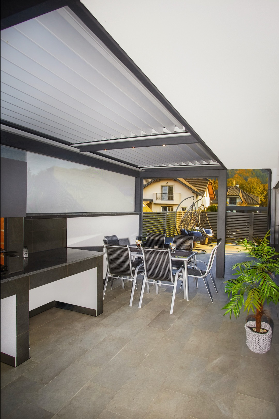 Projekt DB Mozirje - Die bioklimatische Pergola Misteral - Terrasse, Brisole, Seitliche ZIP-Rollos