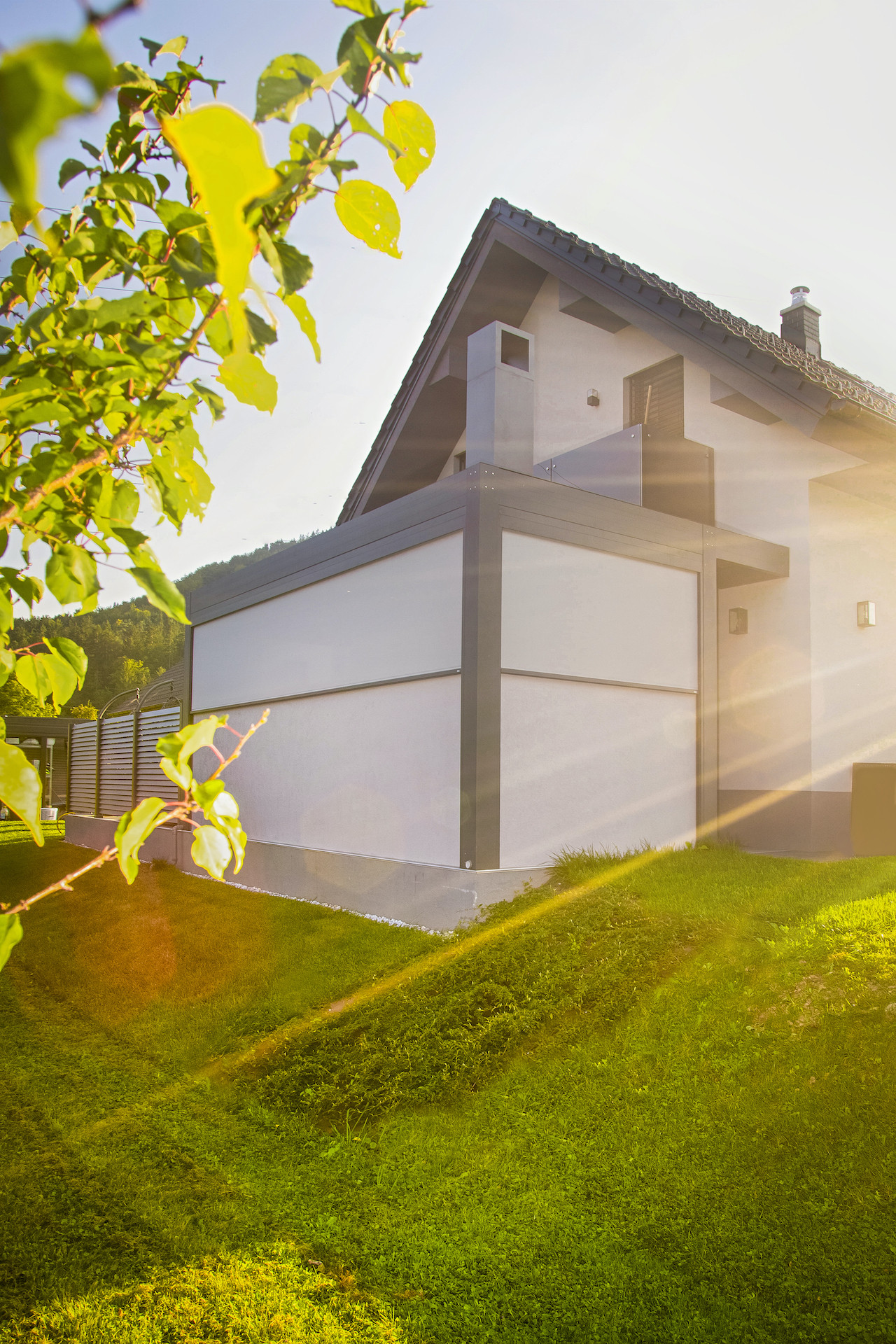 Projekt DB Mozirje - Die bioklimatische Pergola Misteral - Terrasse, Brisole, Seitliche ZIP-Rollos