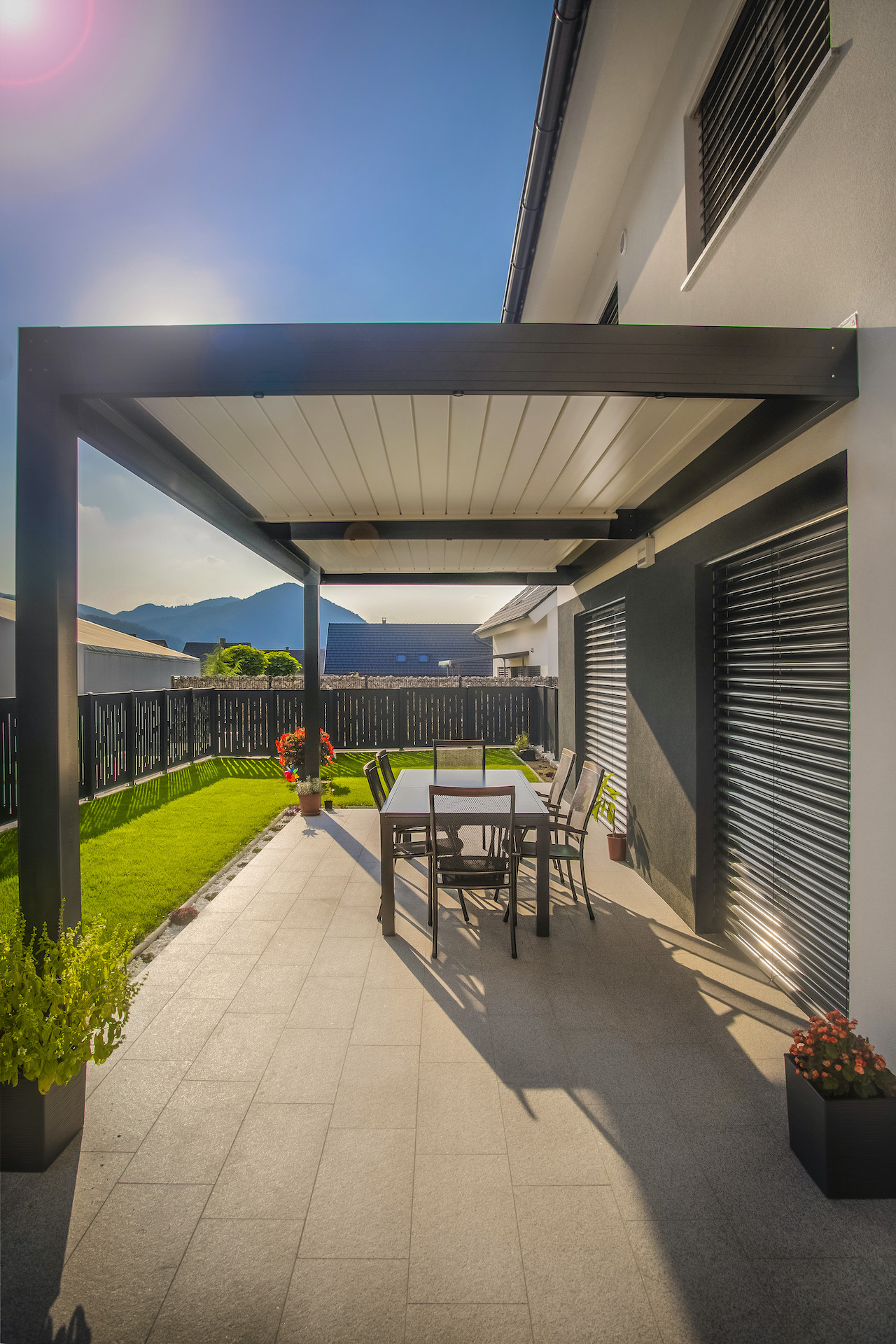 Projekt GK Medvode - Die bioklimatische Pergola Misteral - Terrasse, Brisole, Seitliche ZIP-Rollos